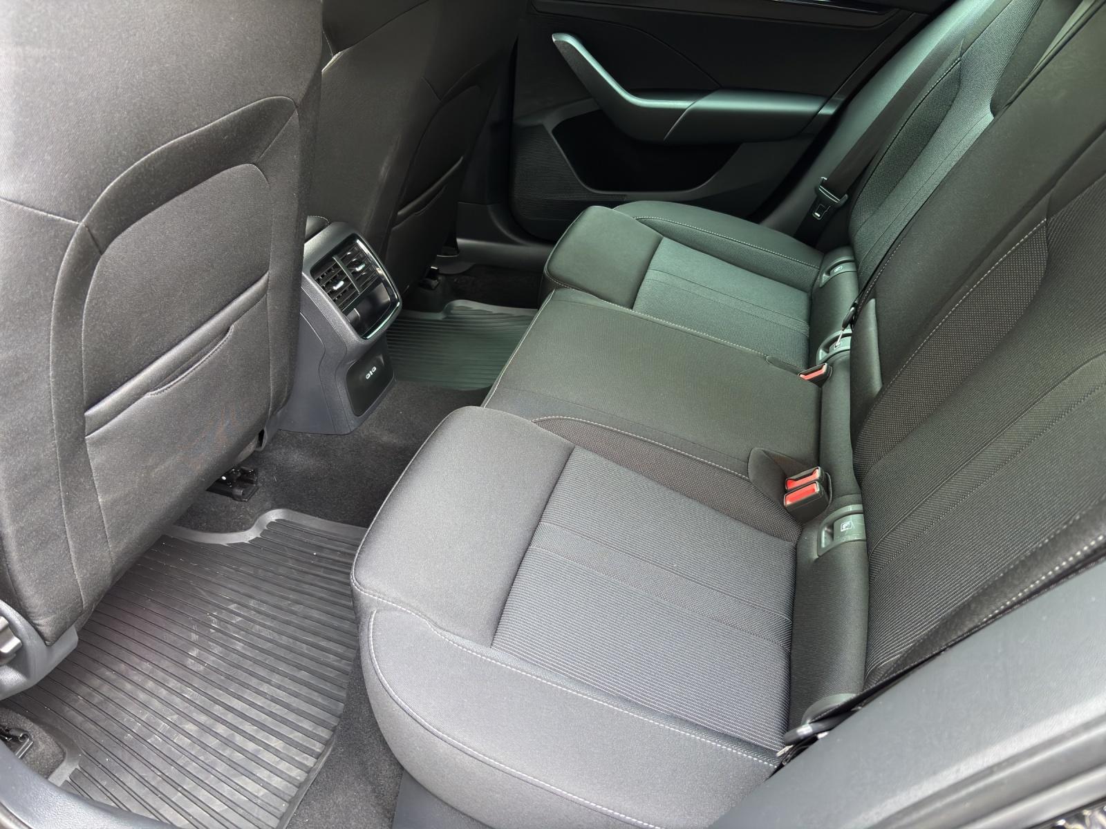 SKODA Octavia Combi 2.0 TDI 150 Ambition DSG-image-9