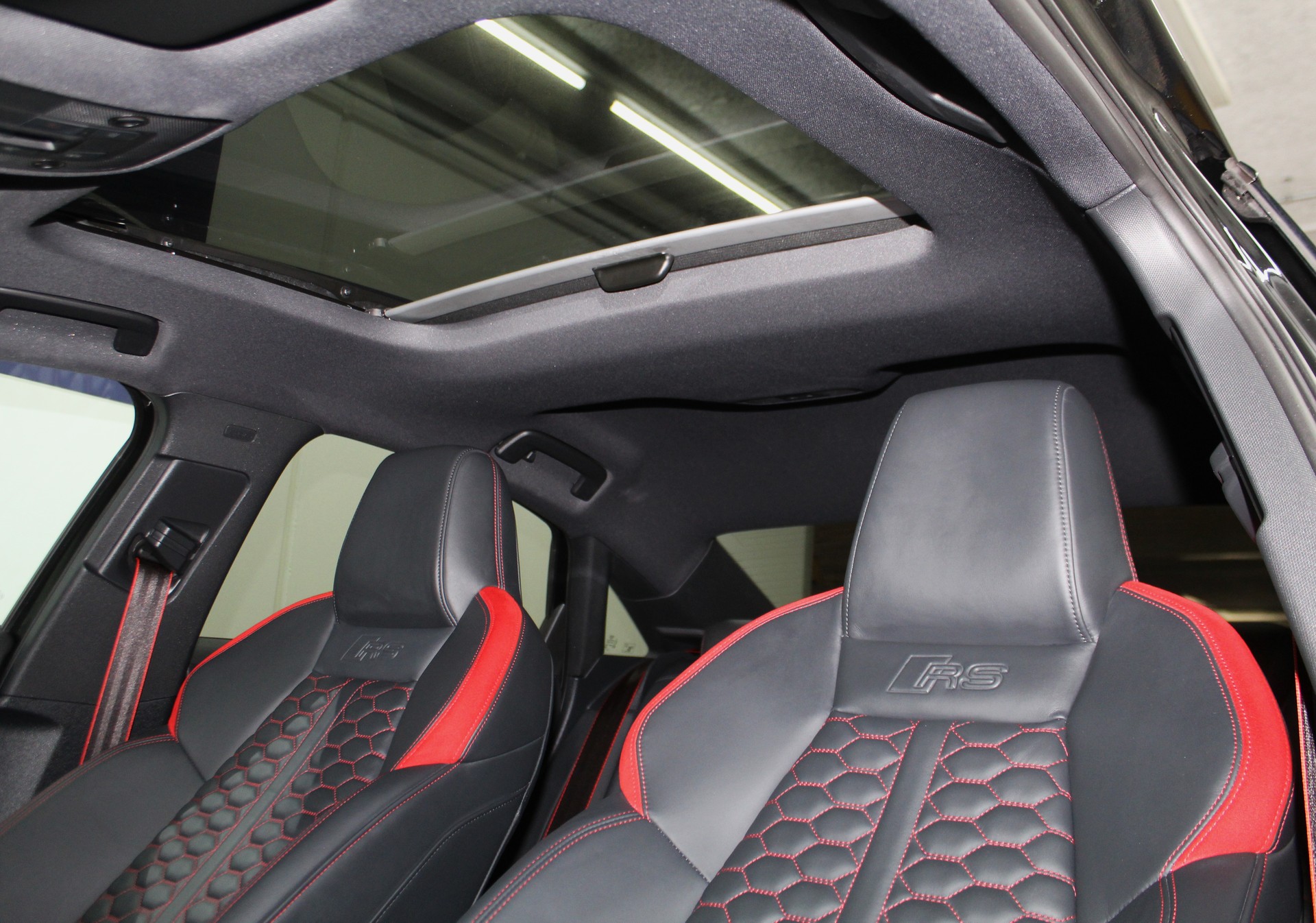 AUDI RS3 Limousine 2.5 TSI quattro S-tronic RS-Designpaket plus rot / CH-Fahrzeug-image-8