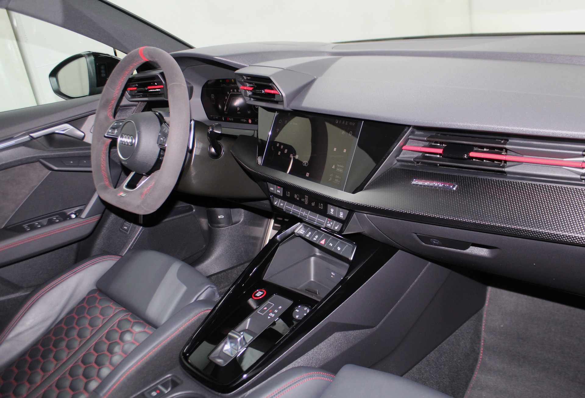 AUDI RS3 Limousine 2.5 TSI quattro S-tronic RS-Designpaket plus rot / CH-Fahrzeug-image-11
