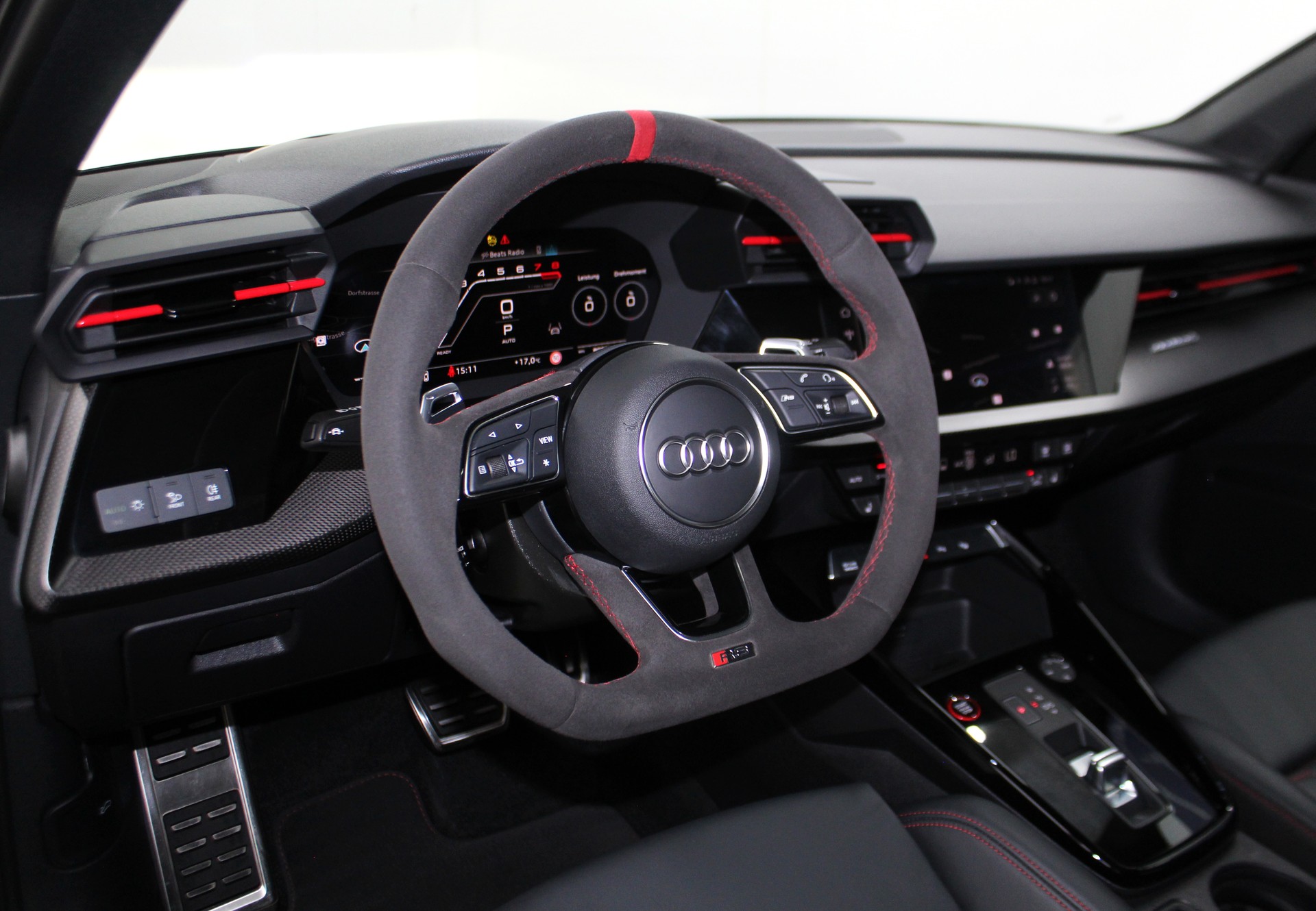 AUDI RS3 Limousine 2.5 TSI quattro S-tronic RS-Designpaket plus rot / CH-Fahrzeug-image-10