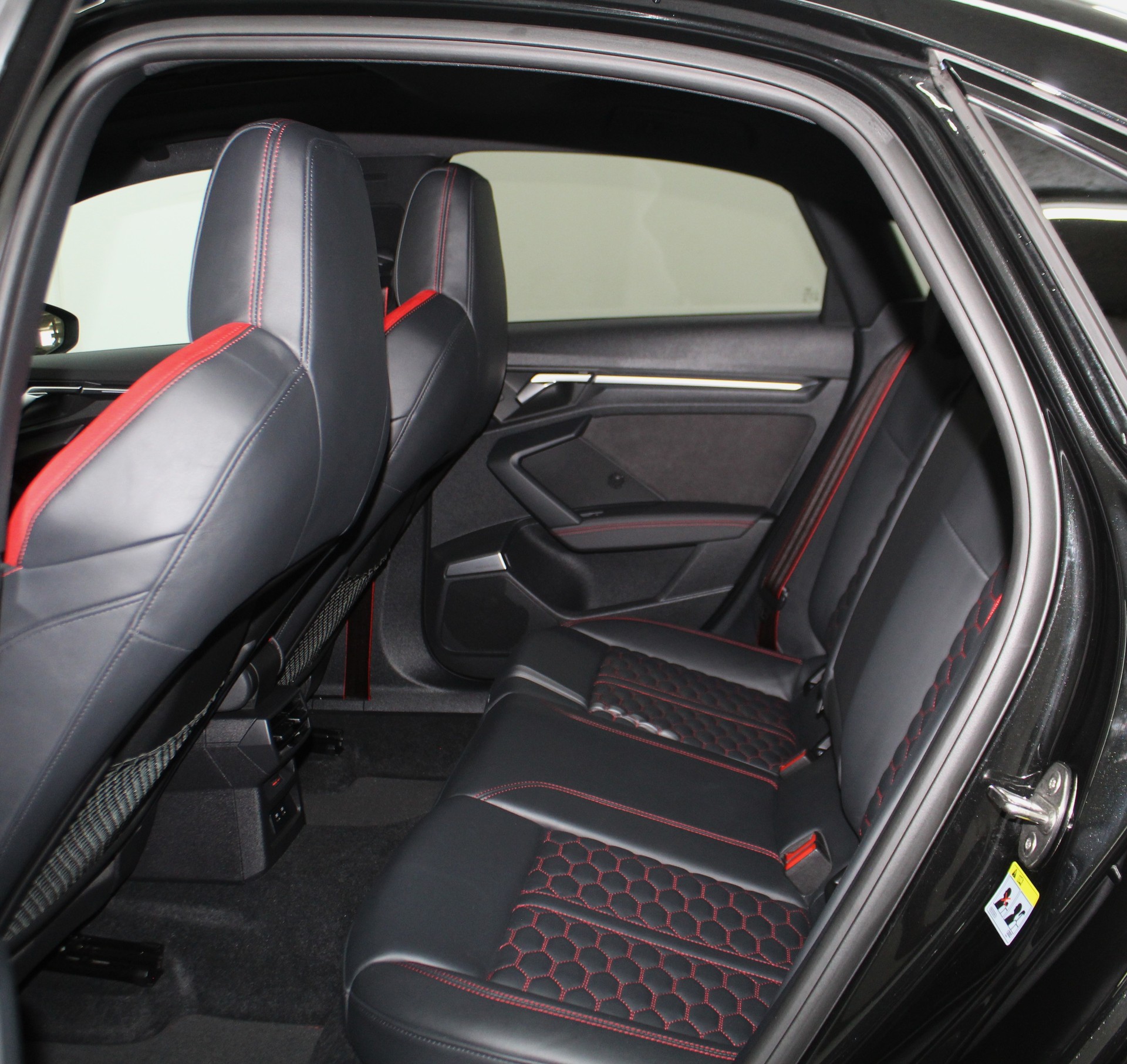 AUDI RS3 Limousine 2.5 TSI quattro S-tronic RS-Designpaket plus rot / CH-Fahrzeug-image-9