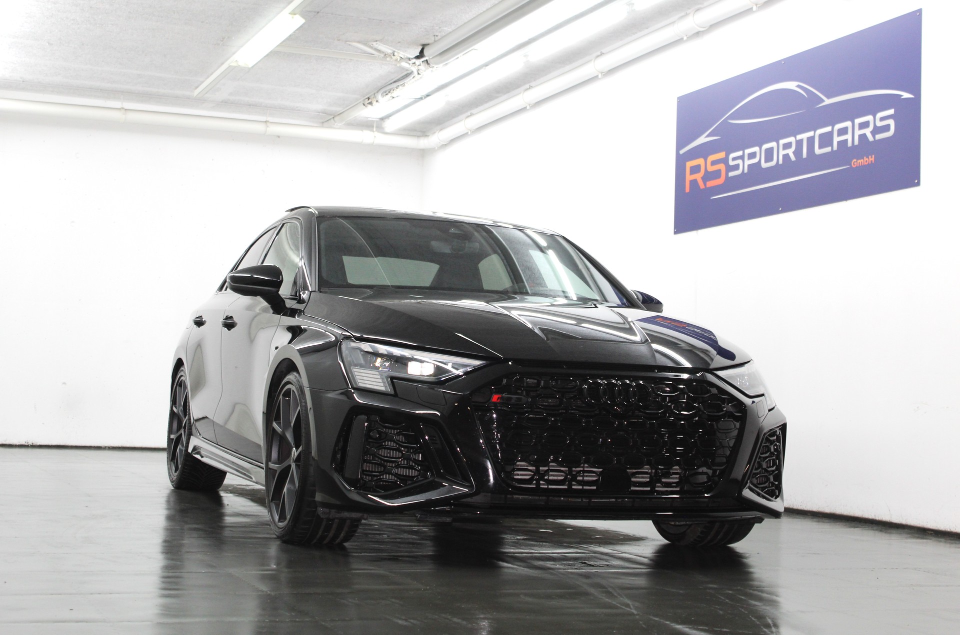 AUDI RS3 Limousine 2.5 TSI quattro S-tronic RS-Designpaket plus rot / CH-Fahrzeug-showroom-element-1