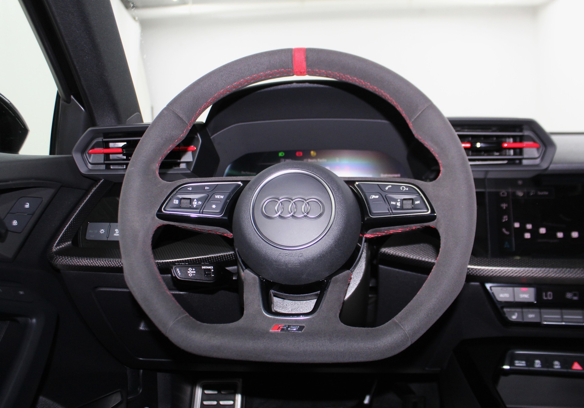 AUDI RS3 Limousine 2.5 TSI quattro S-tronic RS-Designpaket plus rot / CH-Fahrzeug-image-13