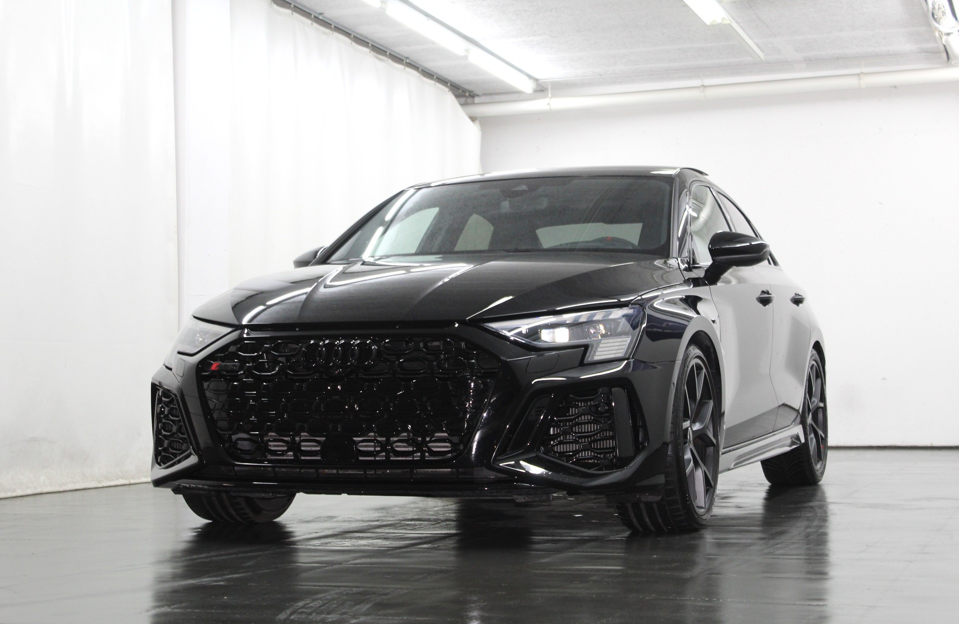 AUDI RS3 Limousine 2.5 TSI quattro S-tronic RS-Designpaket plus rot / CH-Fahrzeug-showroom-element-3
