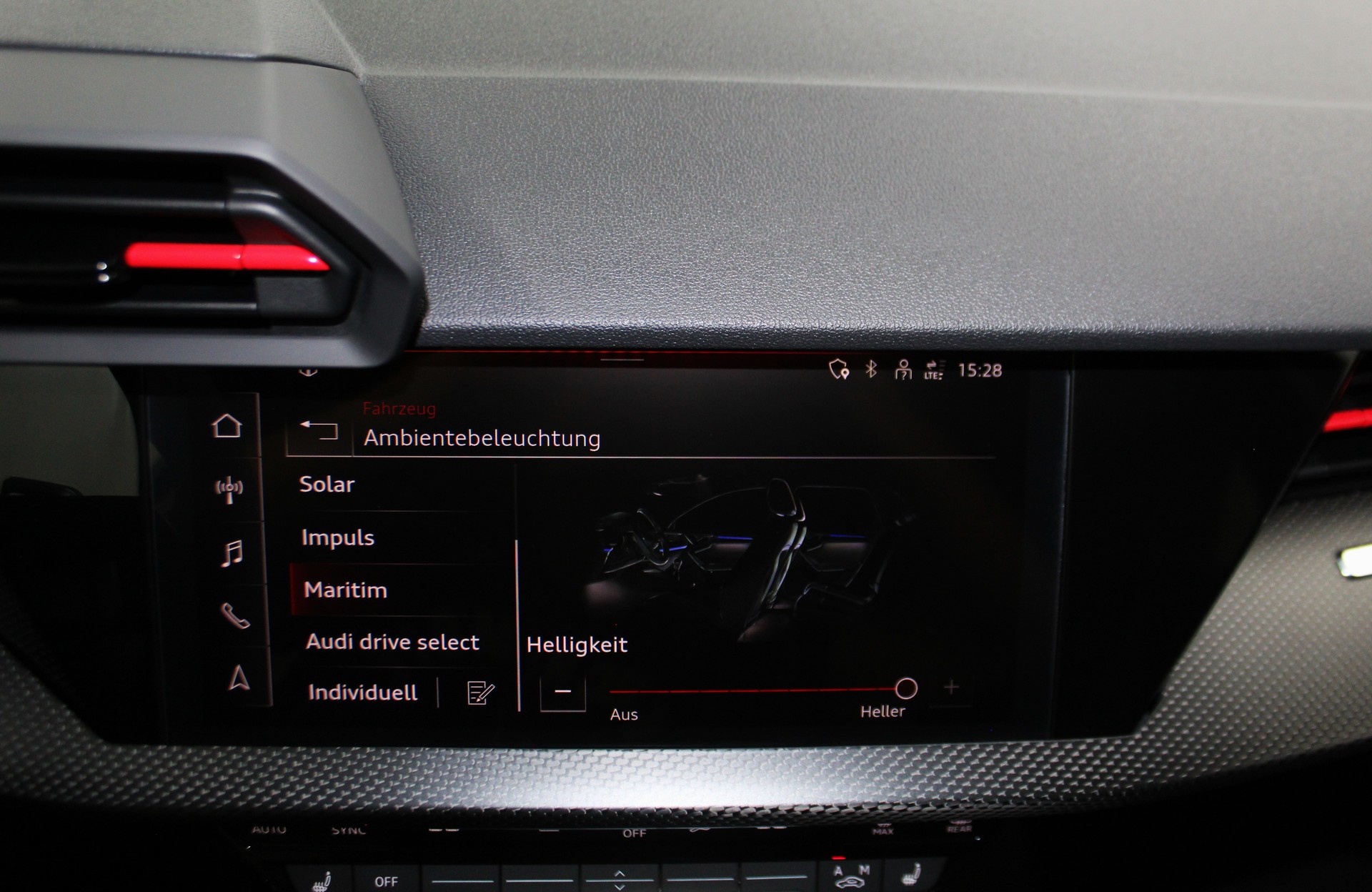 AUDI RS3 Limousine 2.5 TSI quattro S-tronic RS-Designpaket plus rot / CH-Fahrzeug-image-23