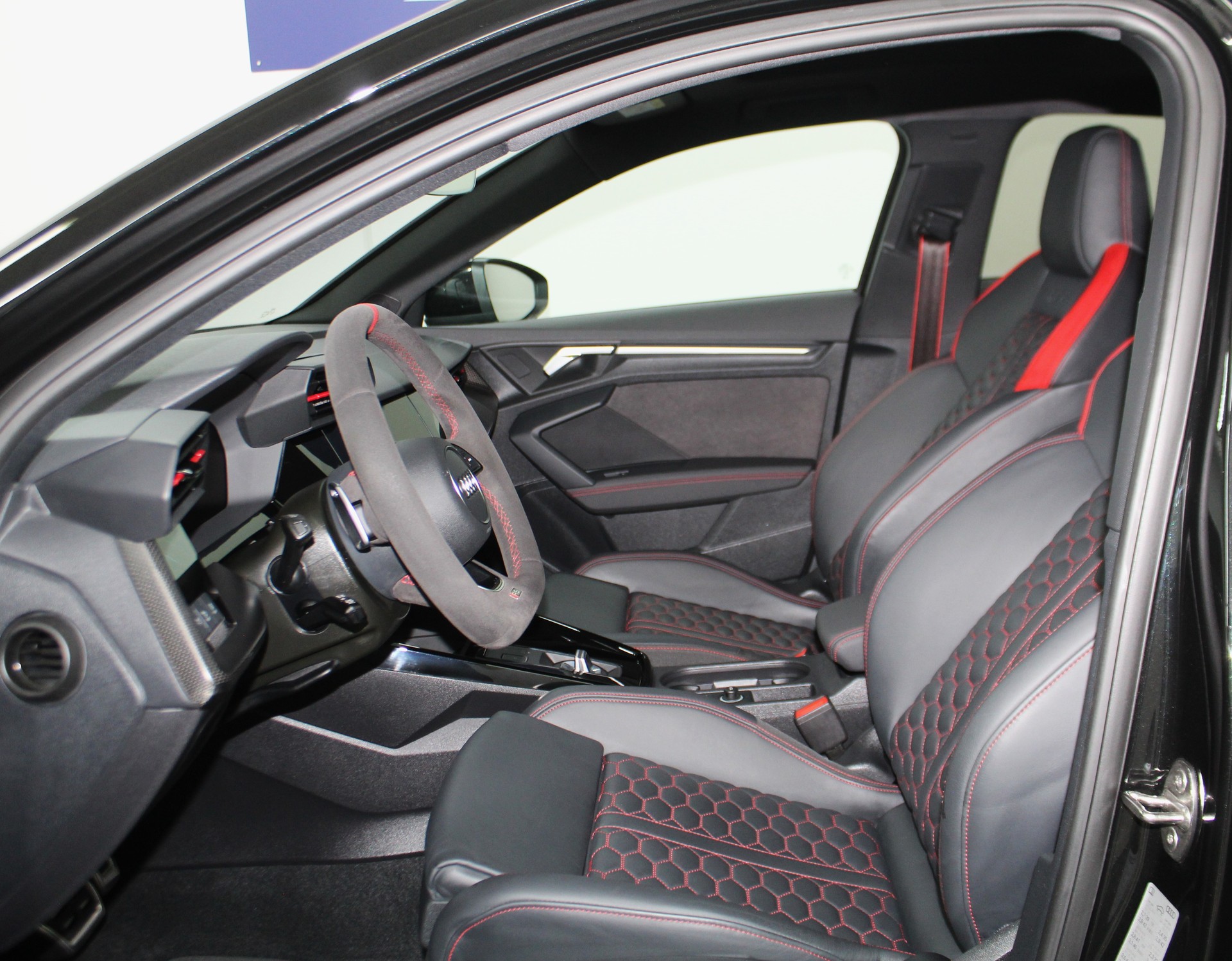 AUDI RS3 Limousine 2.5 TSI quattro S-tronic RS-Designpaket plus rot / CH-Fahrzeug-image-7