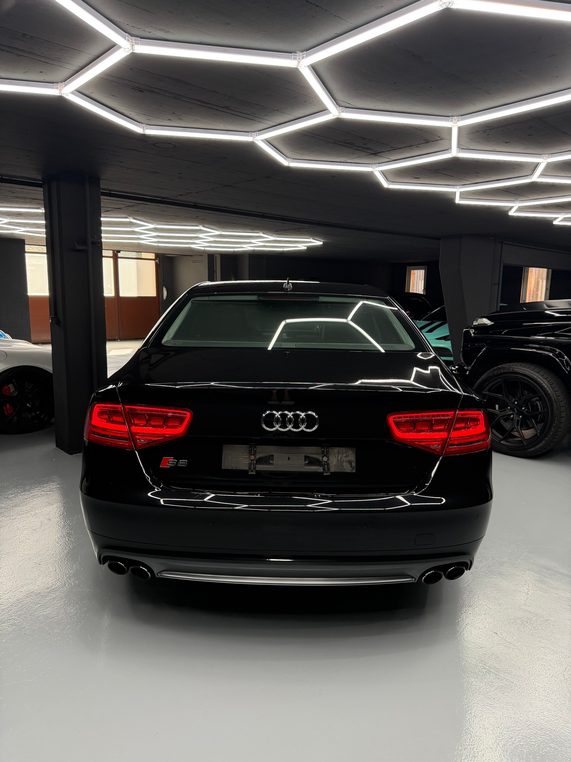 AUDI S8 4.0 TFSI V8 quattro tiptronic-image-5
