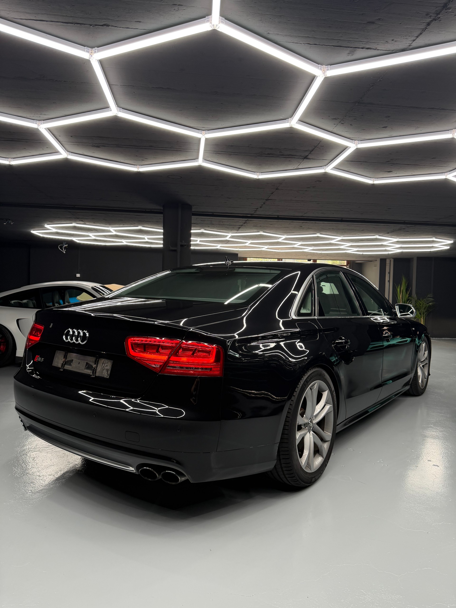 AUDI S8 4.0 TFSI V8 quattro tiptronic-image-6