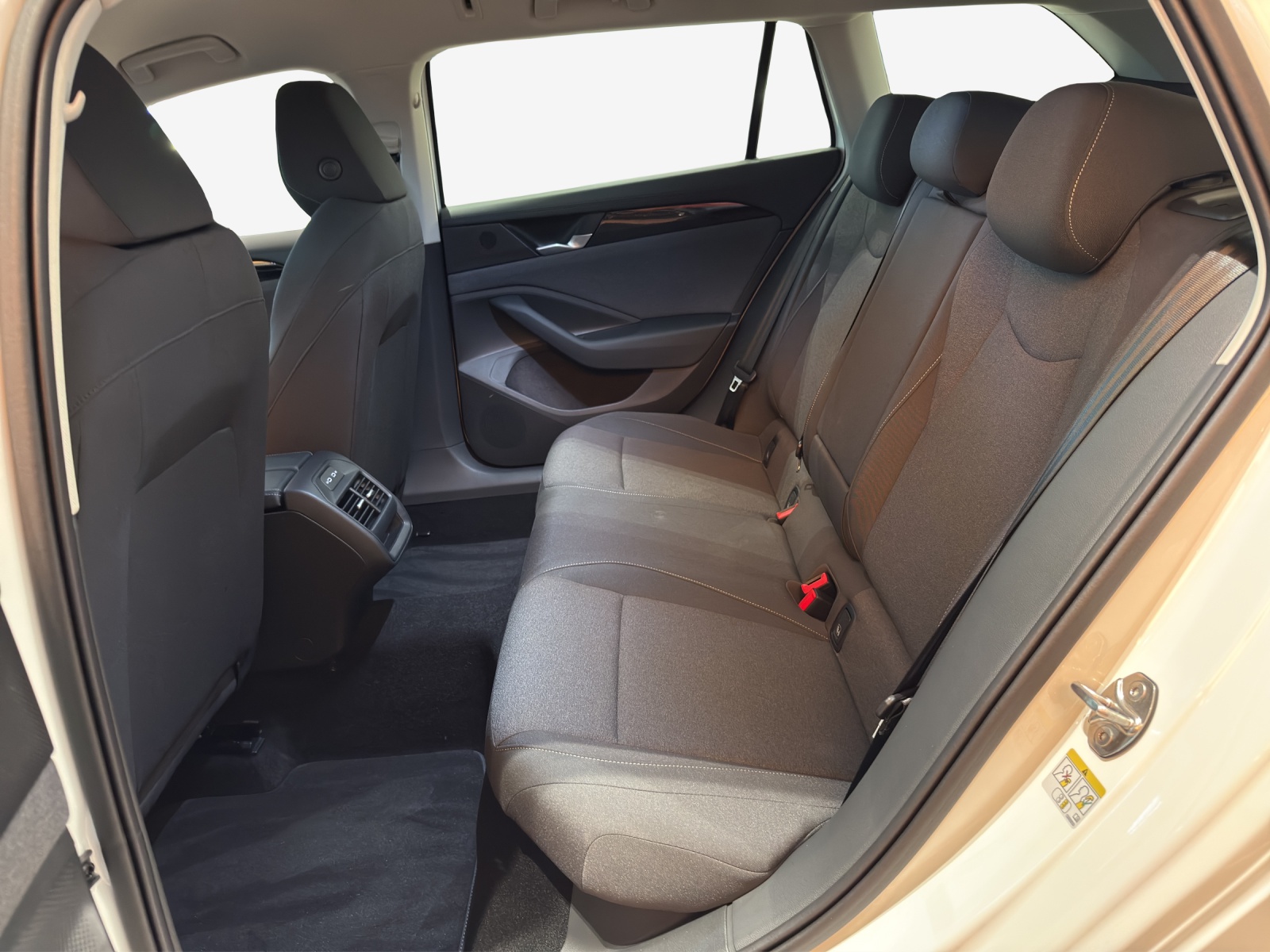 VW Passat Variant 2.0 TDI evo Basis DSG-image-11