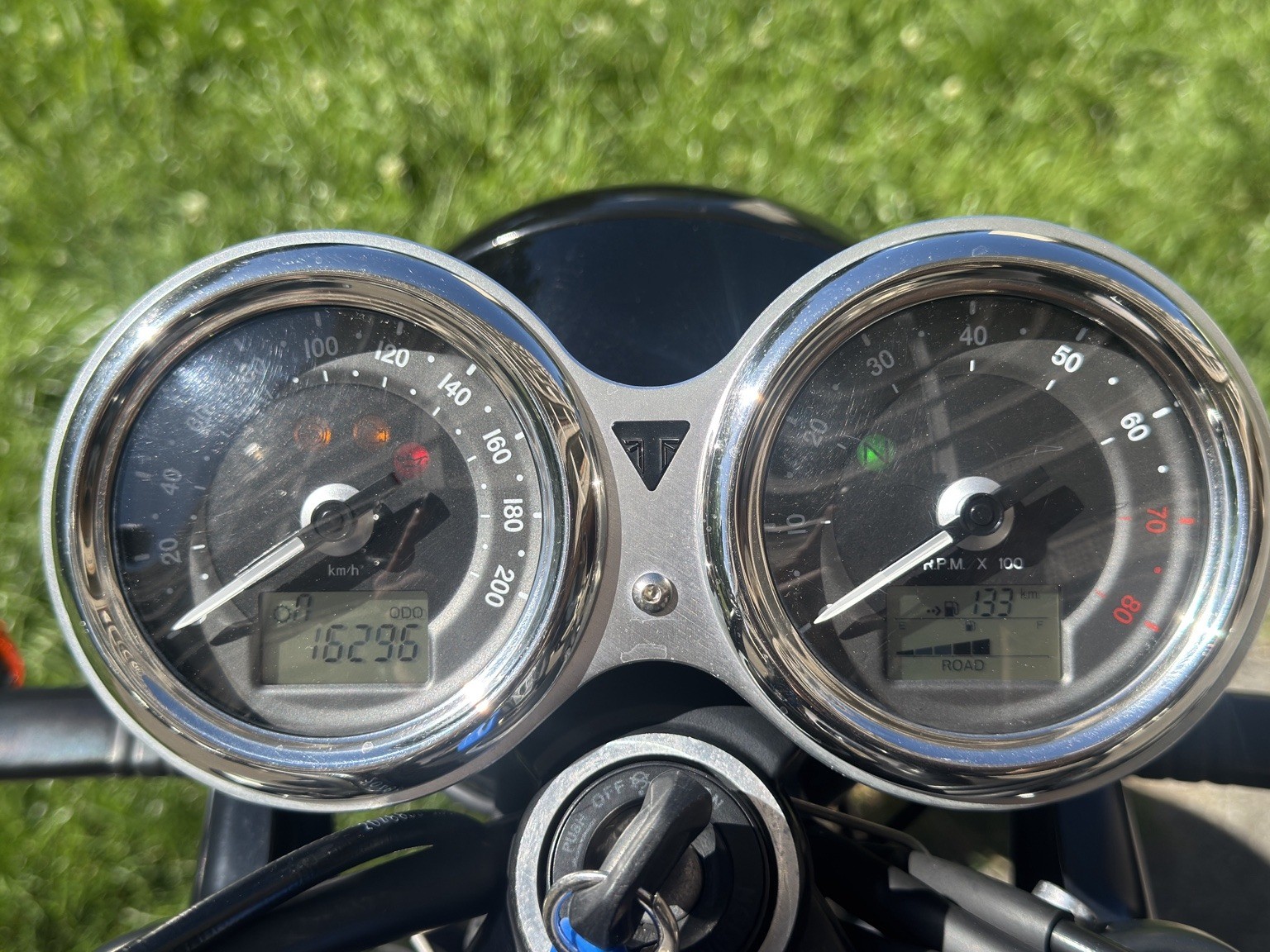 TRIUMPH T120-image-4