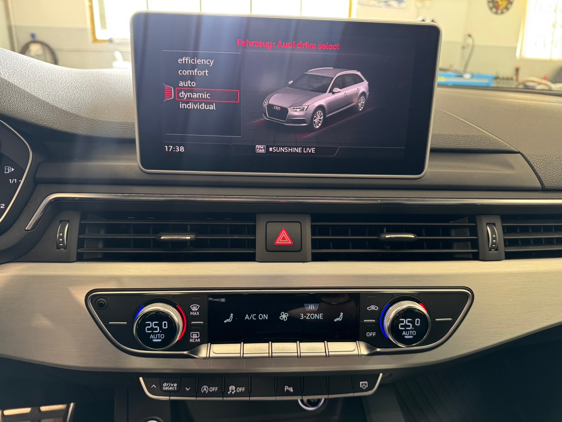 AUDI A4 Avant 2.0 TDI Sport quattro S-tronic-image-16