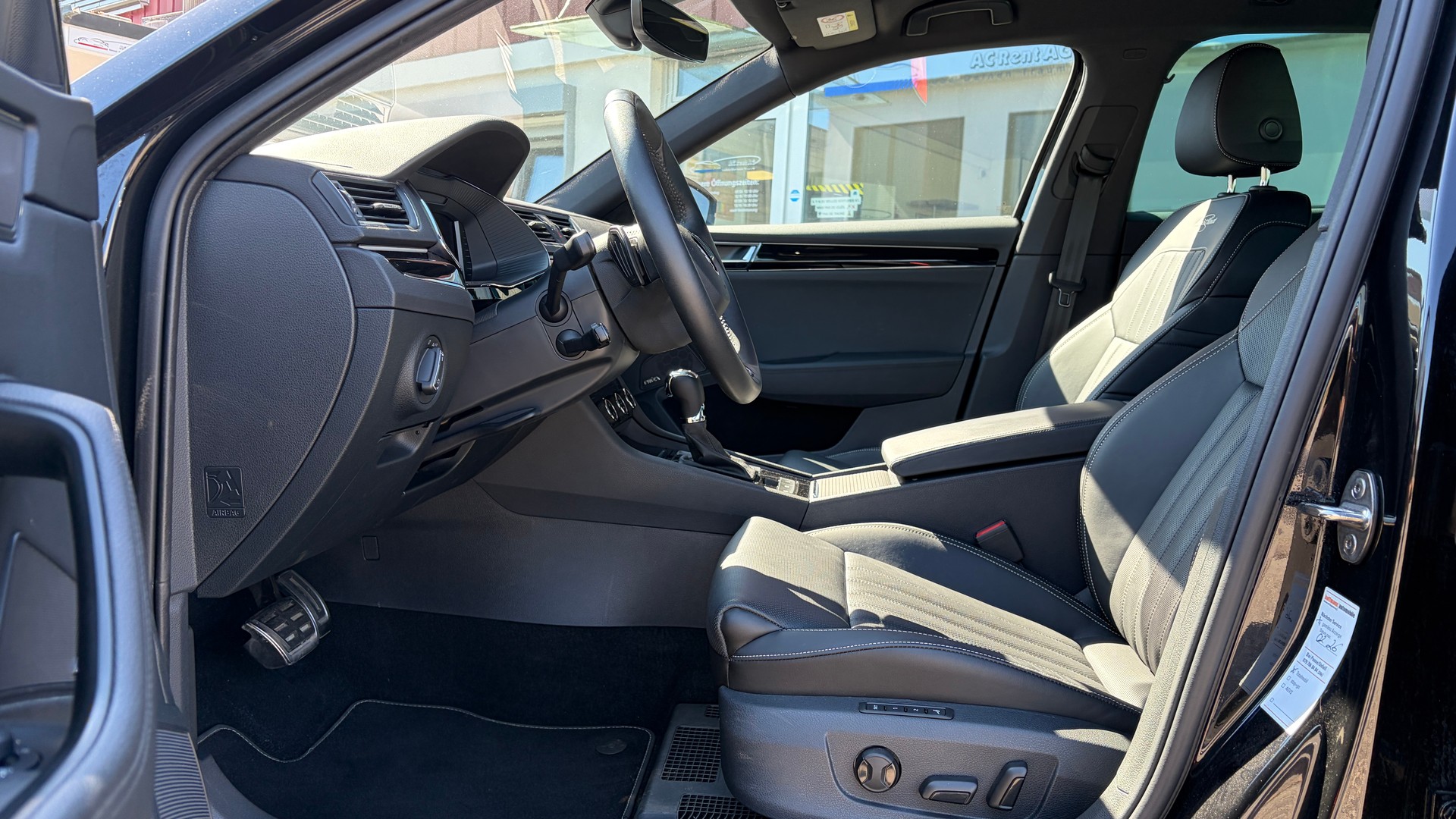 SKODA Superb Combi 2.0 TSI L&K Light 4x4 DSG-image-13