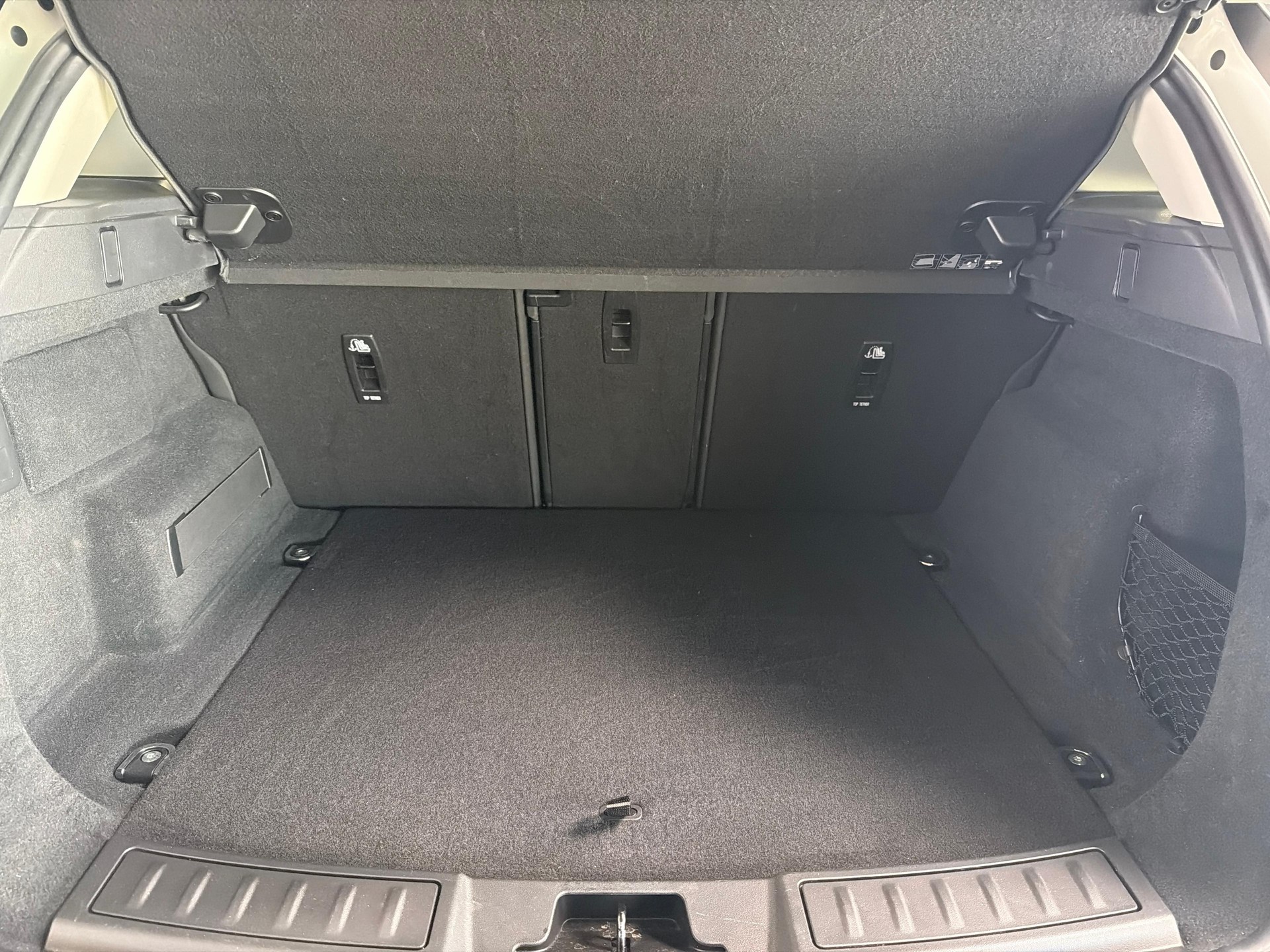 LAND ROVER Range Rover Evoque 2.0 T SE mit Panorama Schiebedach-image-11