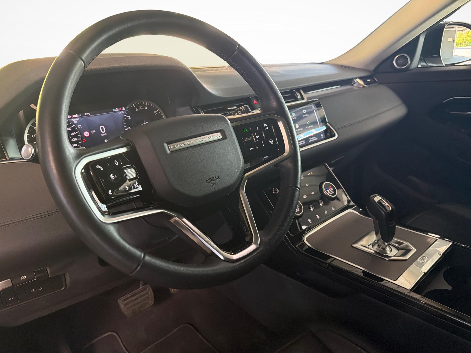 LAND ROVER Range Rover Evoque 2.0 T SE mit elektr. Anhängerkupplung-image-18