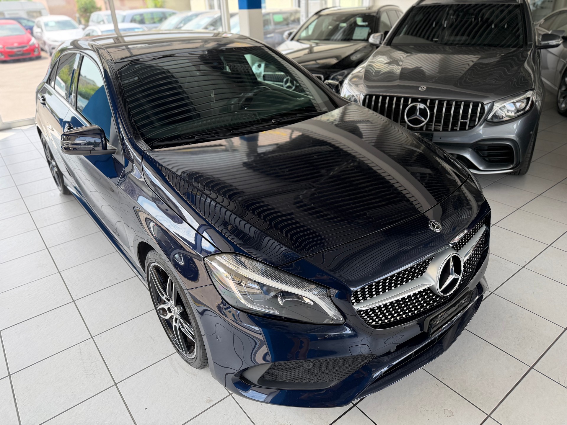 MERCEDES-BENZ A 220 AMG Line 4Matic 7G-DCT-showroom-element-2