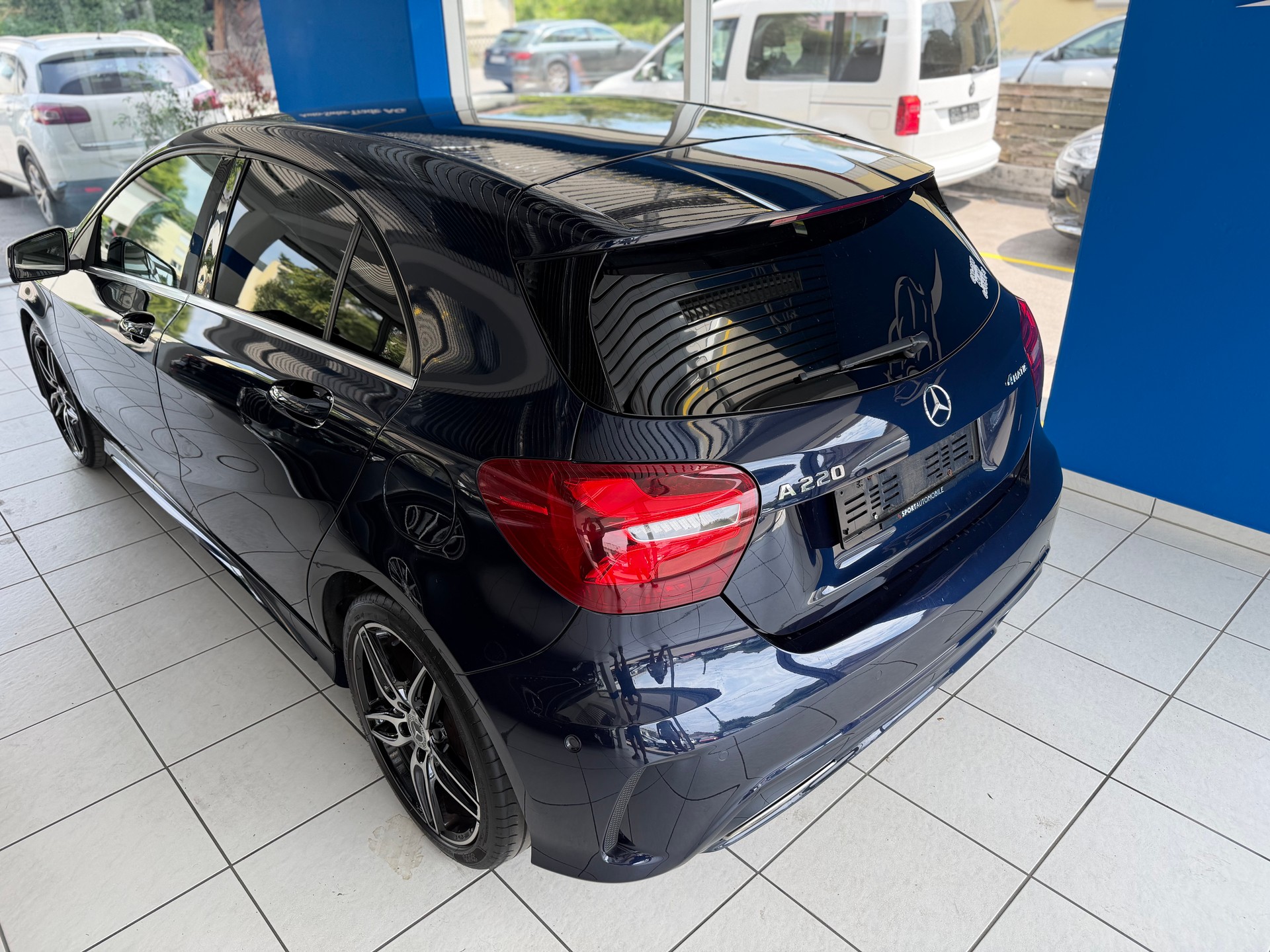 MERCEDES-BENZ A 220 AMG Line 4Matic 7G-DCT-image-6