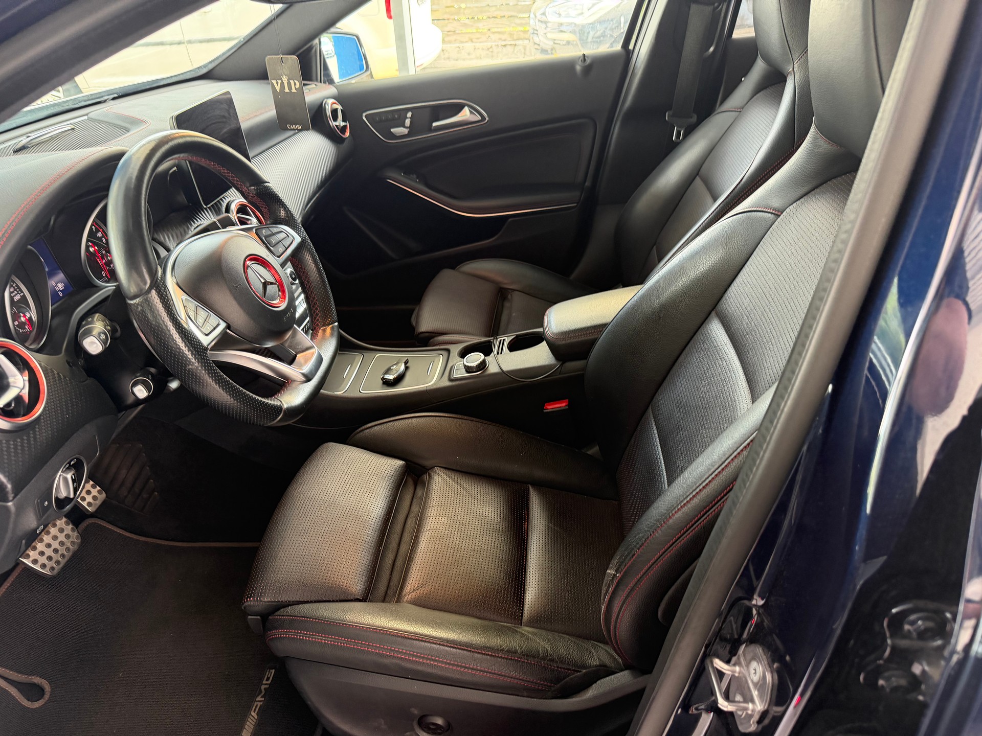 MERCEDES-BENZ A 220 AMG Line 4Matic 7G-DCT-image-9
