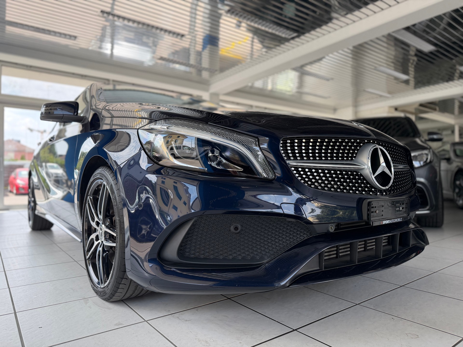 MERCEDES-BENZ A 220 AMG Line 4Matic 7G-DCT-showroom-element-3