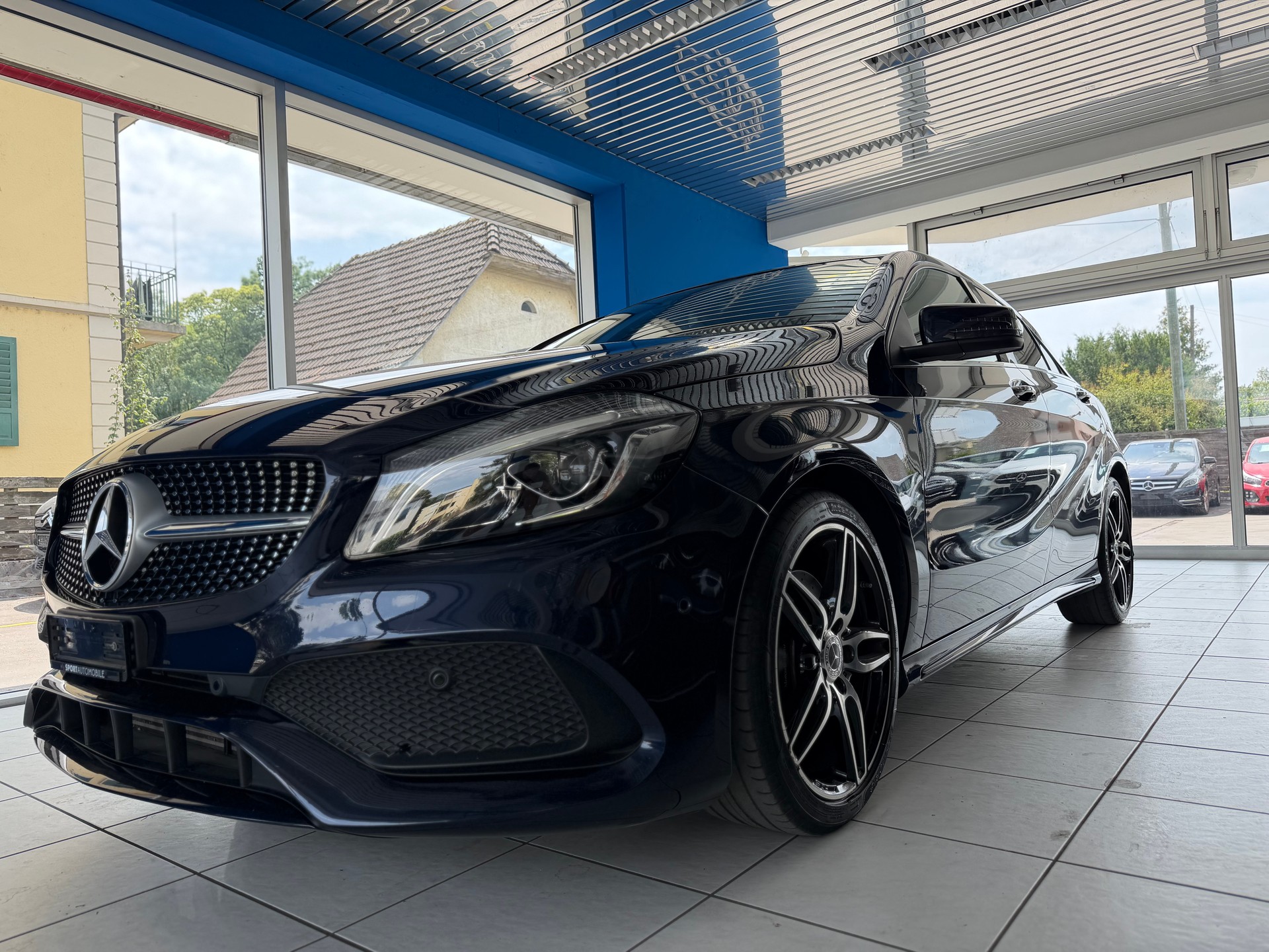MERCEDES-BENZ A 220 AMG Line 4Matic 7G-DCT-showroom-element-1