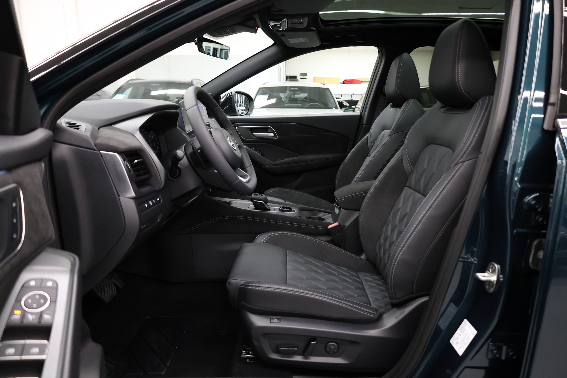 NISSAN Qashqai 1.3 DIG-T Tekna+ 4x4-image-16