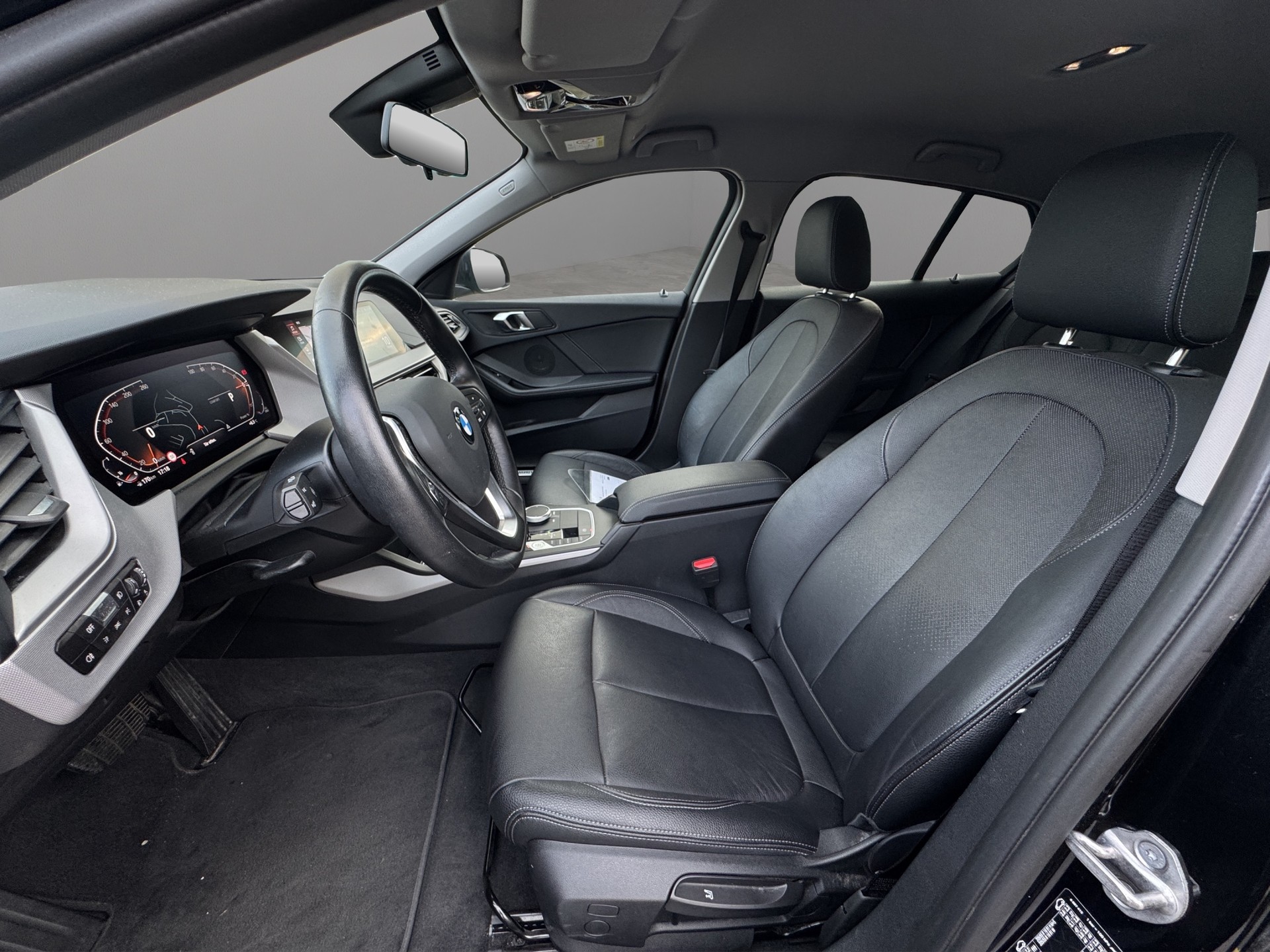 BMW 118i Essential Edition Steptronic-image-8