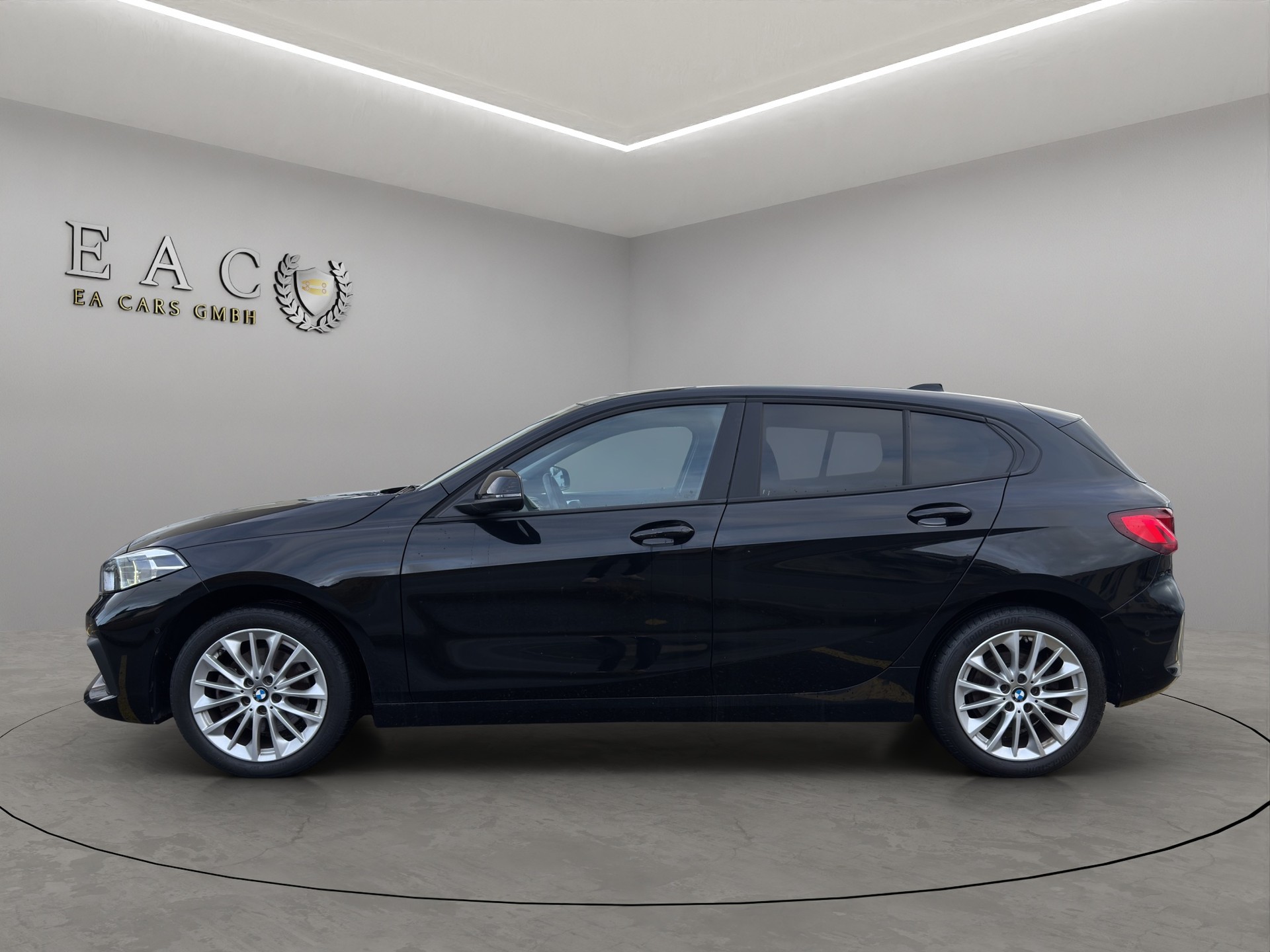 BMW 118i Essential Edition Steptronic-showroom-element-1