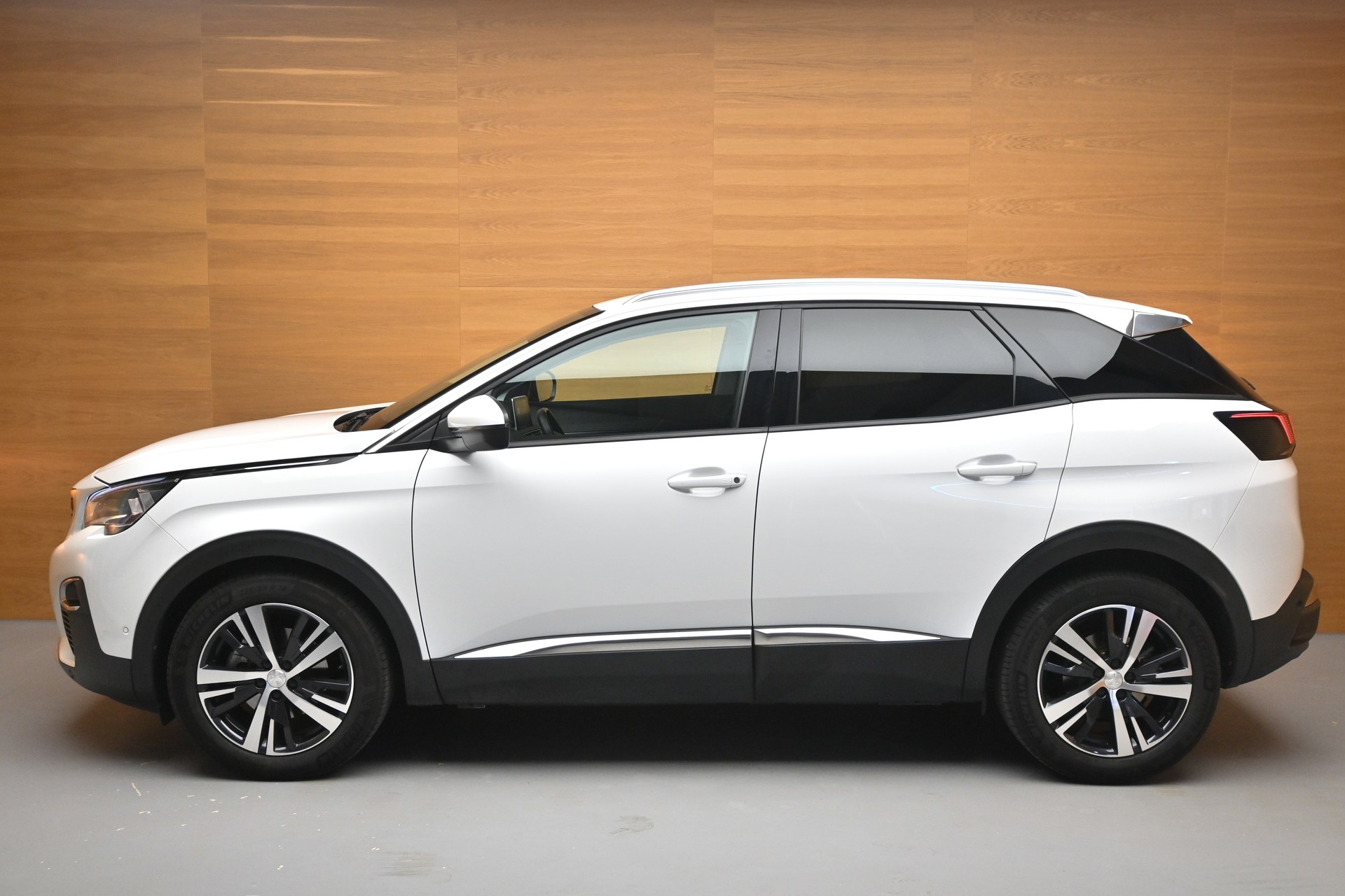 PEUGEOT 3008 1.5 BlueHDi Allure-showroom-element-3