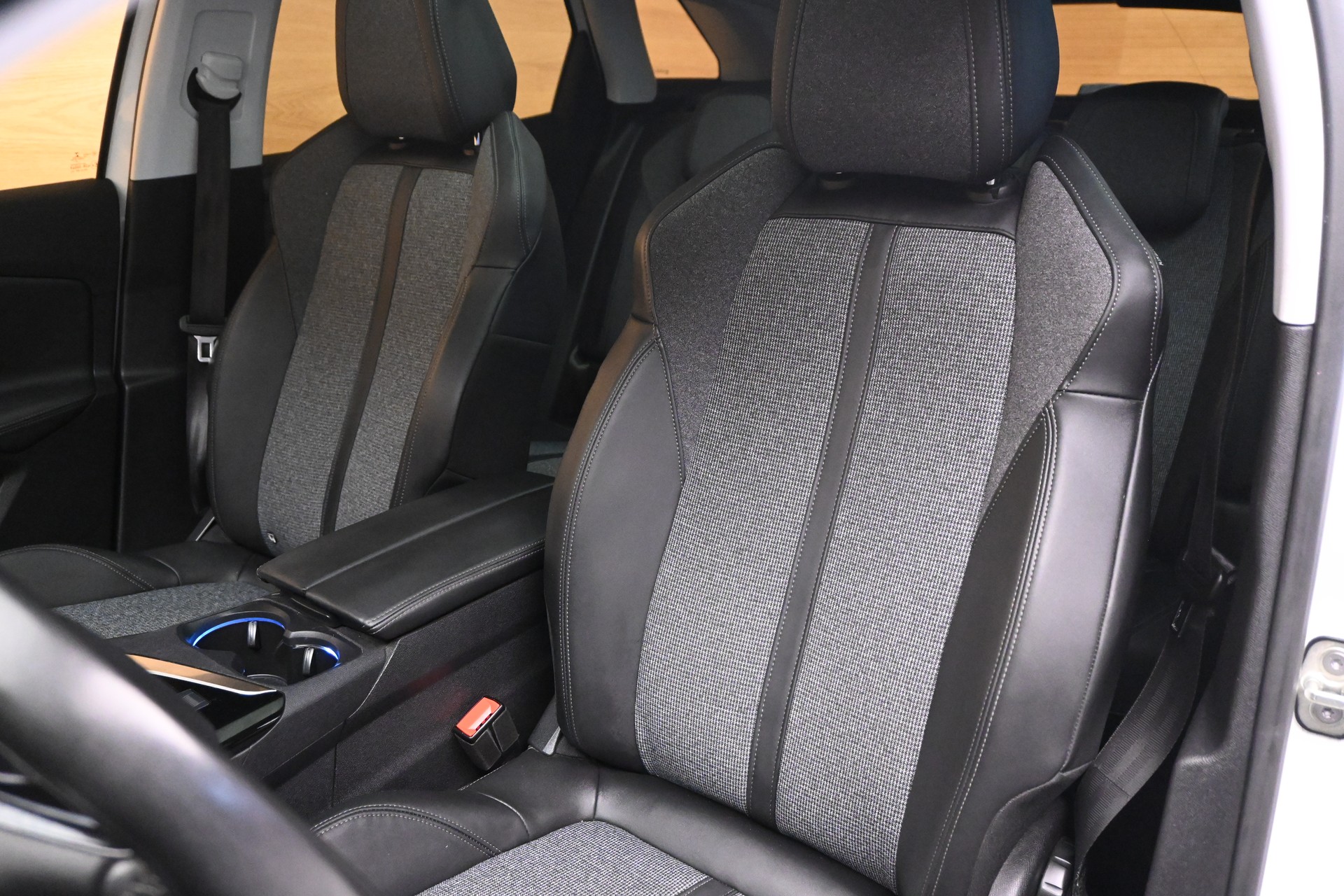 PEUGEOT 3008 1.5 BlueHDi Allure-image-5