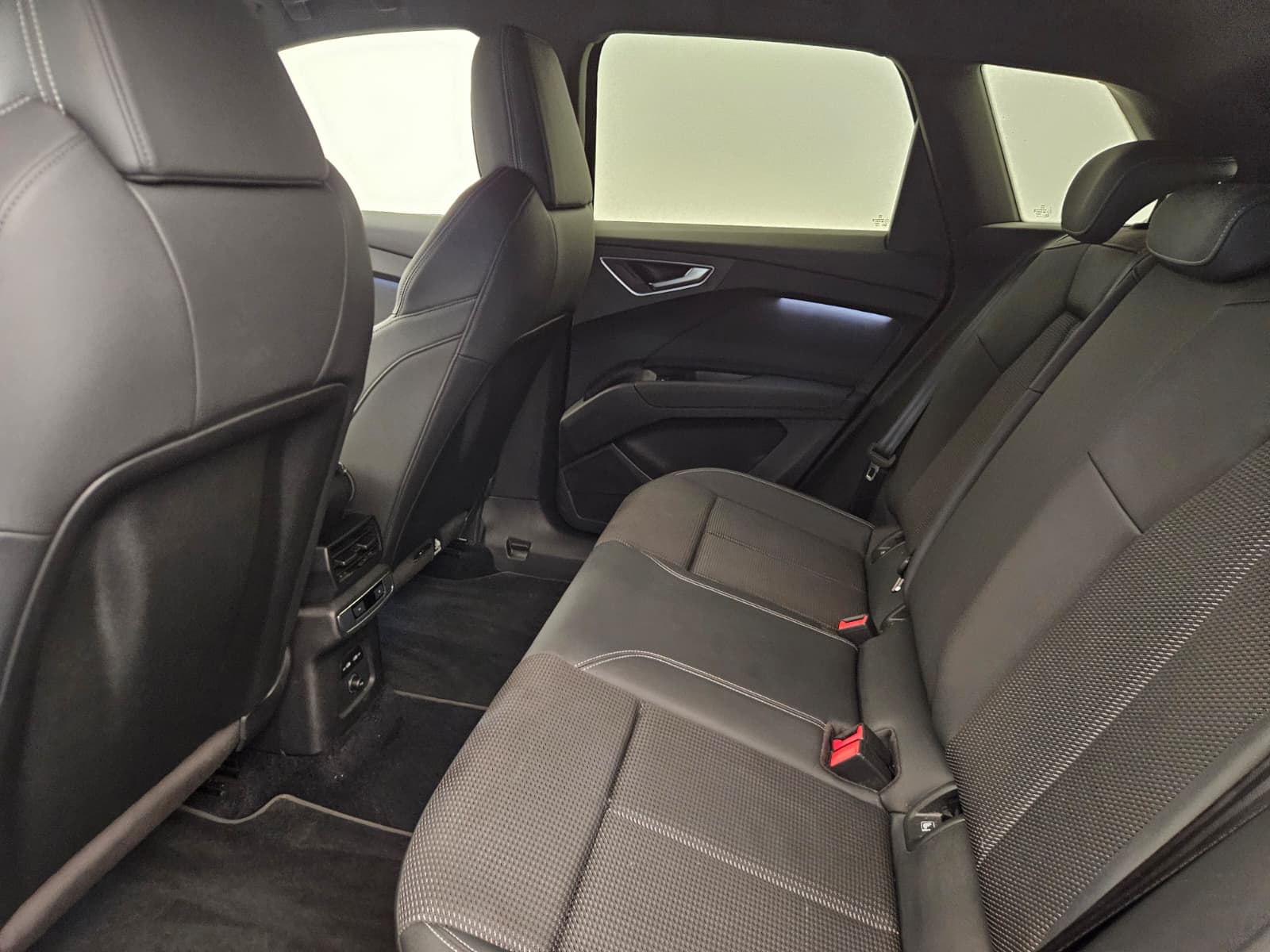 AUDI Q4 e-tron 45 quattro-image-12