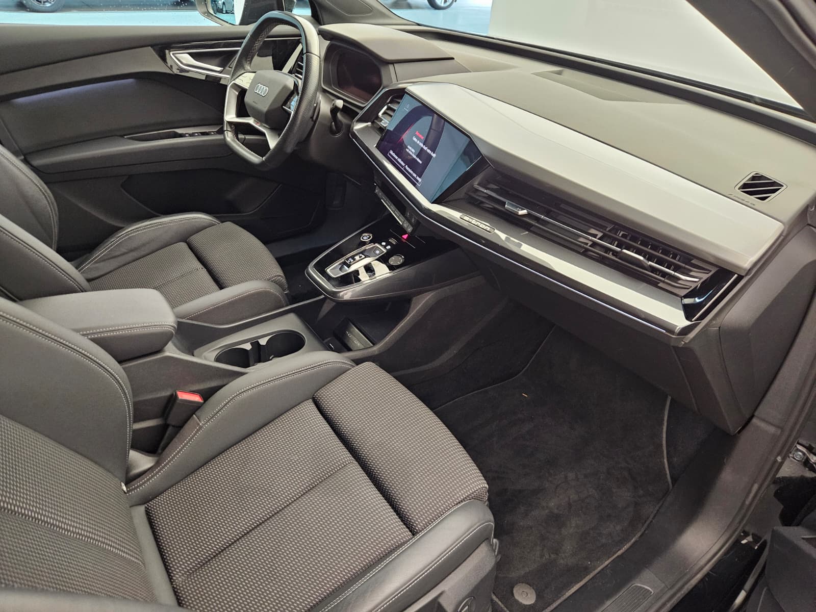 AUDI Q4 e-tron 45 quattro-image-11