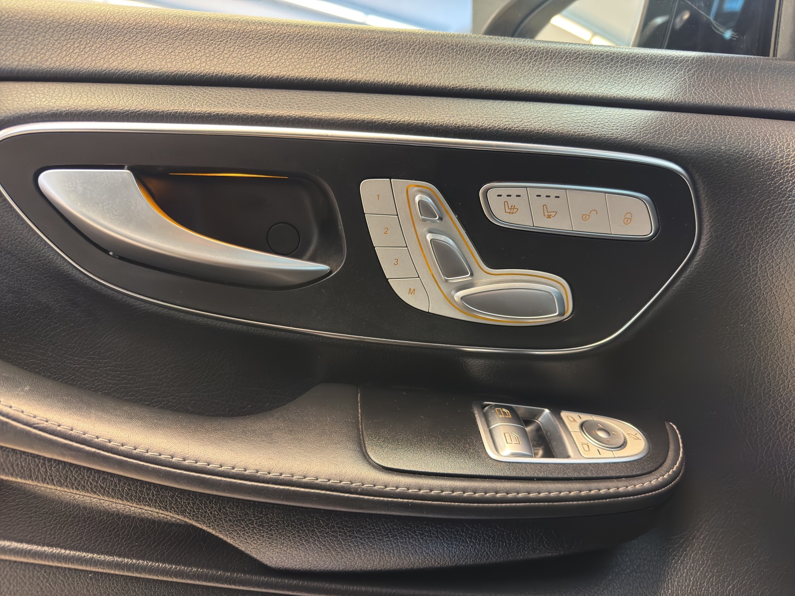 MERCEDES-BENZ V 300 d lang AMG-Line 4Matic 9G-Tronic-image-24