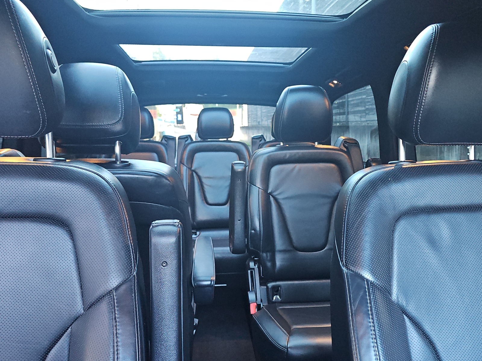 MERCEDES-BENZ V 300 d lang AMG-Line 4Matic 9G-Tronic-image-23