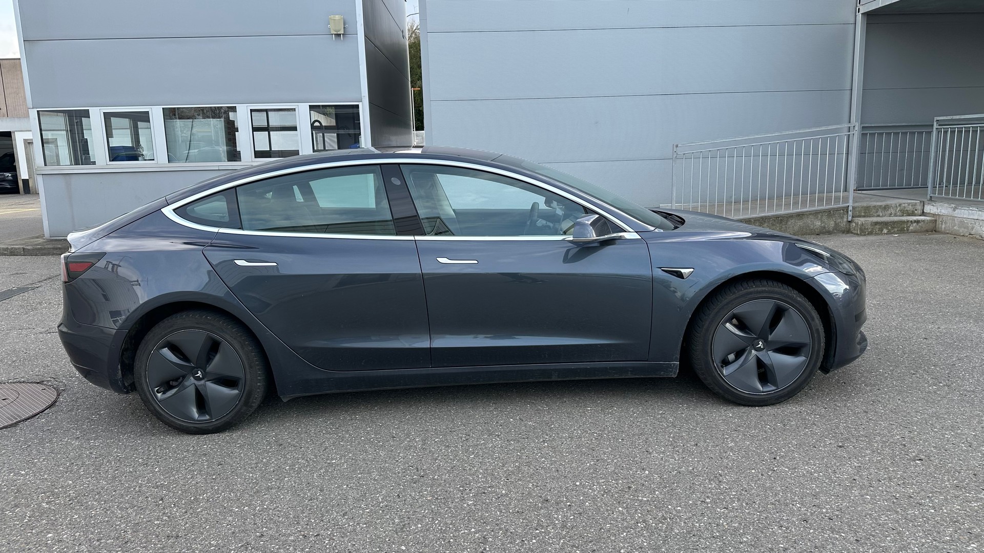 TESLA Model 3-image-7
