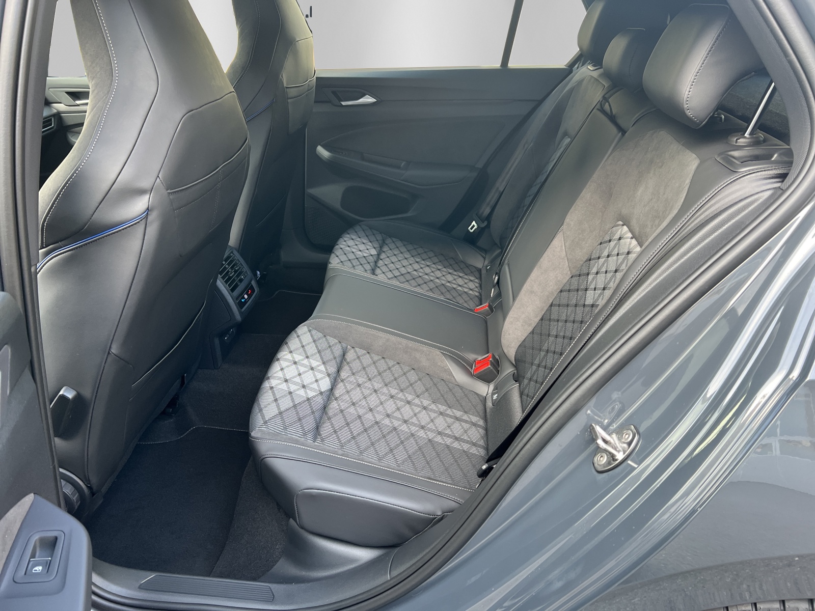 VW Golf VIII 1.5 eTSI R-Line DSG-image-9