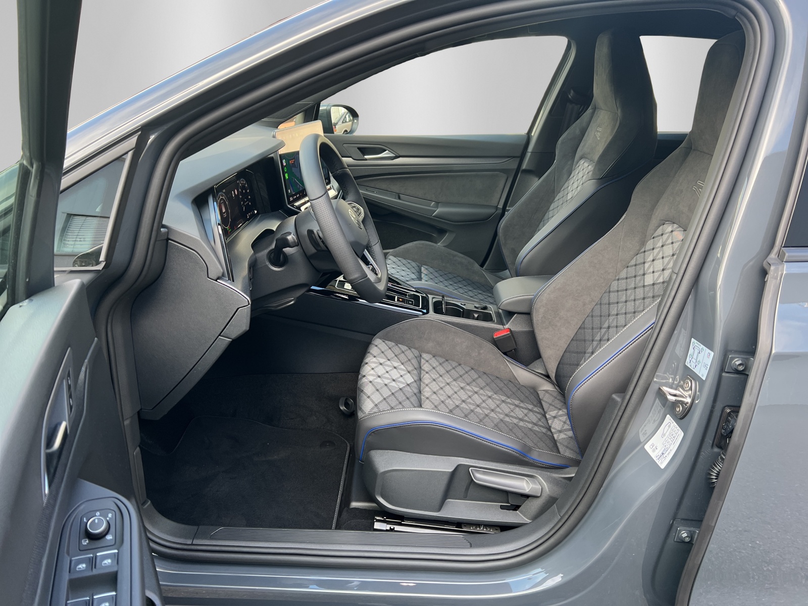 VW Golf VIII 1.5 eTSI R-Line DSG-image-8