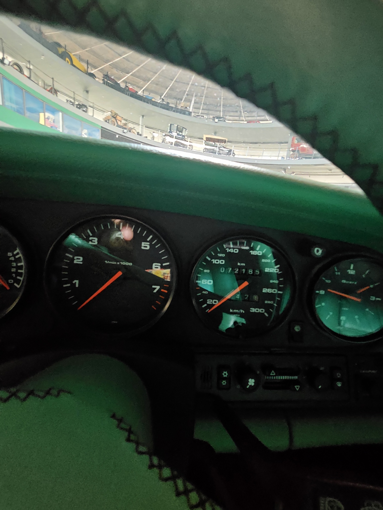 PORSCHE 911 Carrera 2 Cabrio-image-10