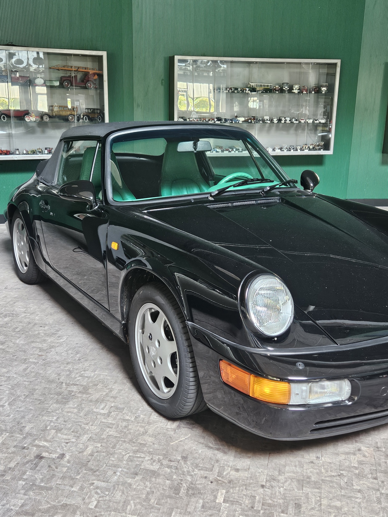 PORSCHE 911 Carrera 2 Cabrio-showroom-element-1