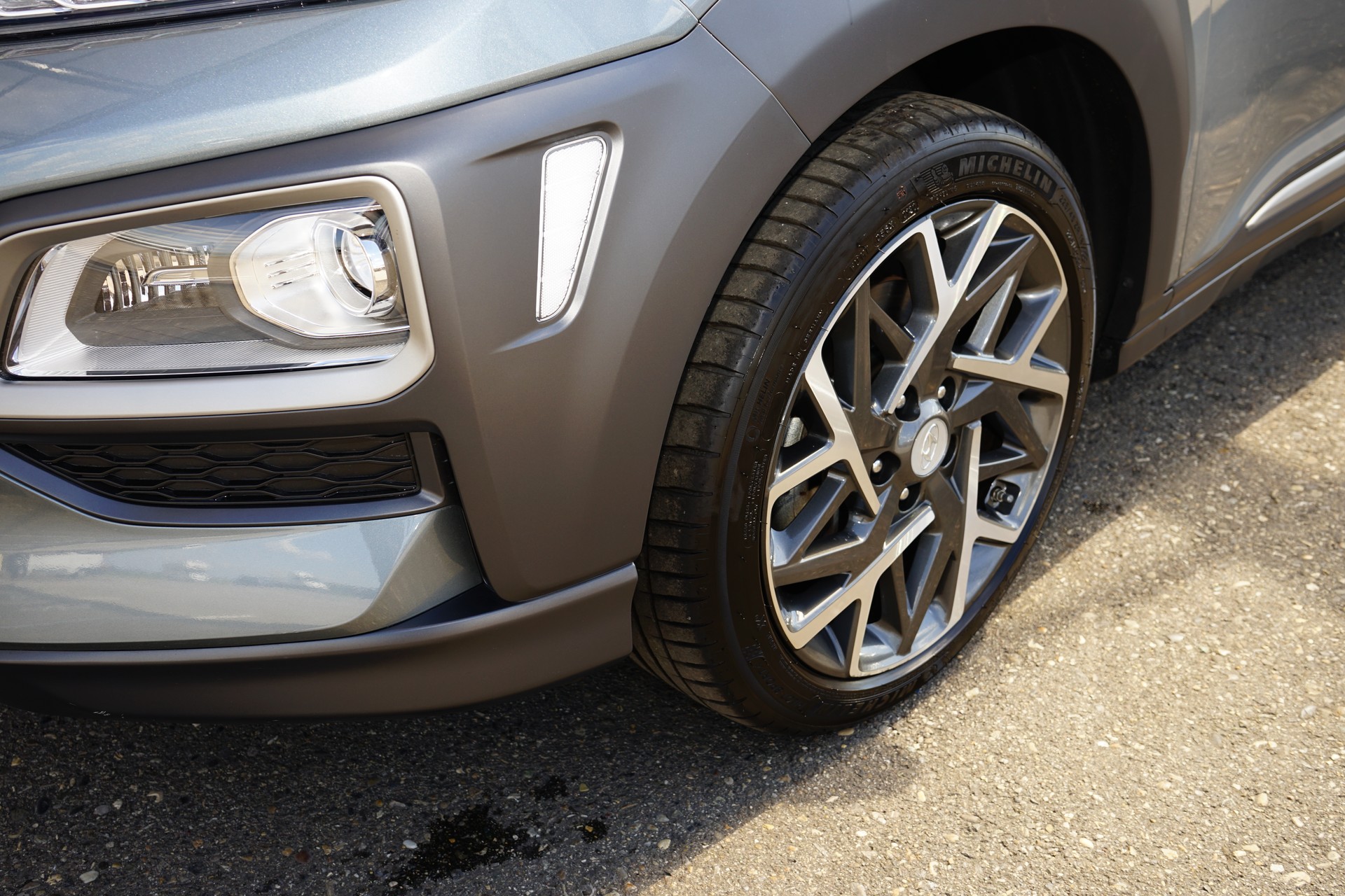 HYUNDAI Kona 1.6 GDi HEV Amplia DCT-showroom-element-1