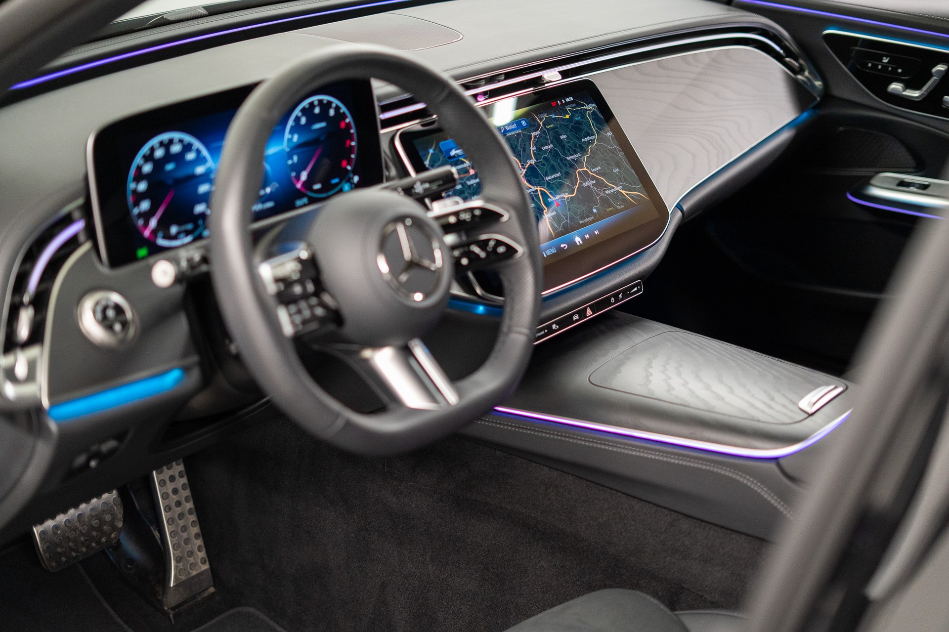 MERCEDES-BENZ E 450 AMG Line 4matic / Panorama-Schiebedach / 360° Kamera / Memory Sitze-image-10