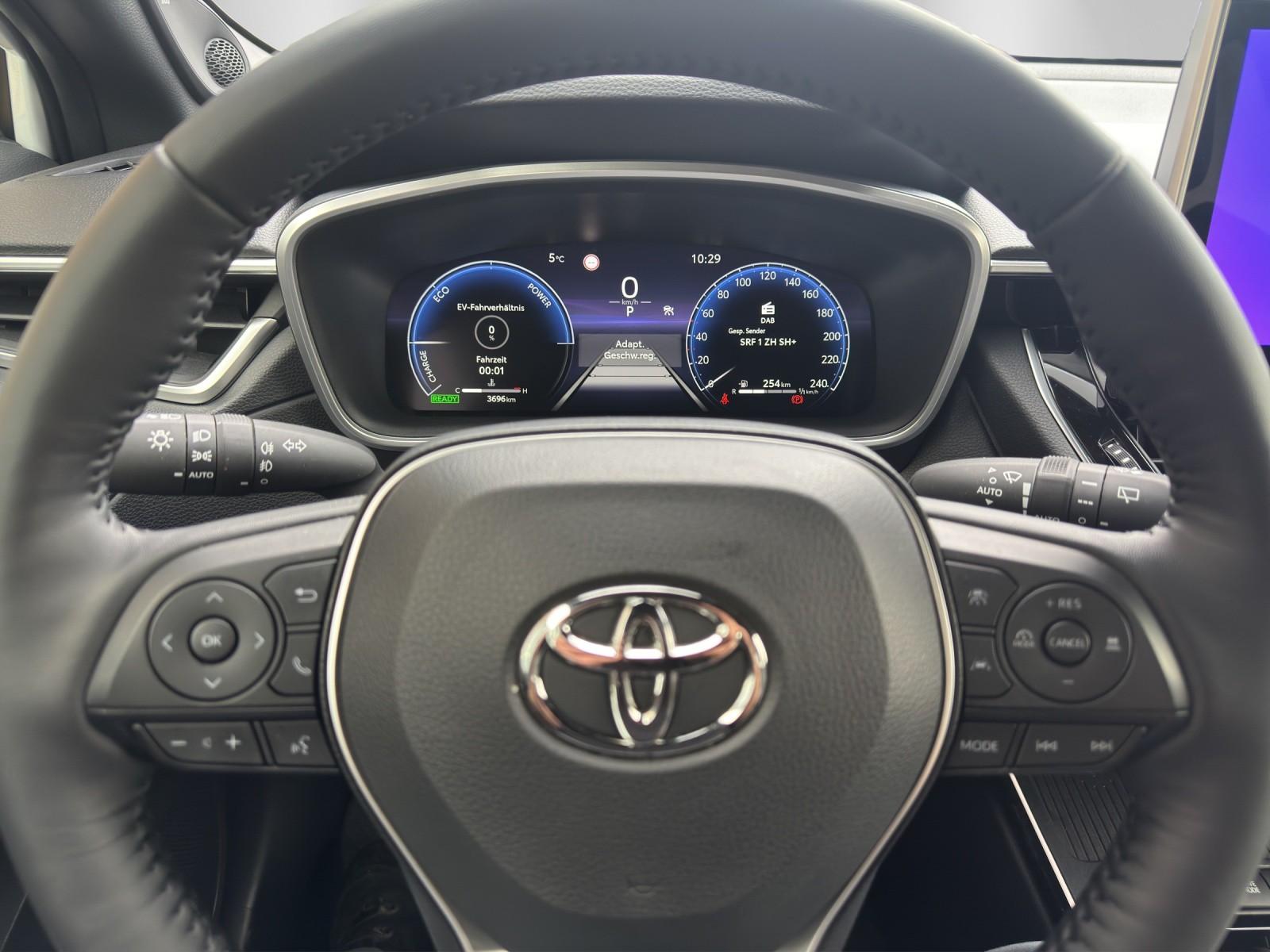 TOYOTA Corolla Cross 2.0 Premium e-CVT AWD-image-13