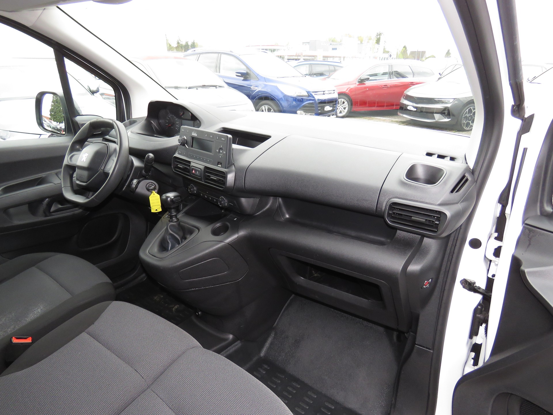 PEUGEOT Partner 1.2 Pure Tech s/s Pro vertiefte Kabine 3-Plätzer (NL 550 kg)-image-8