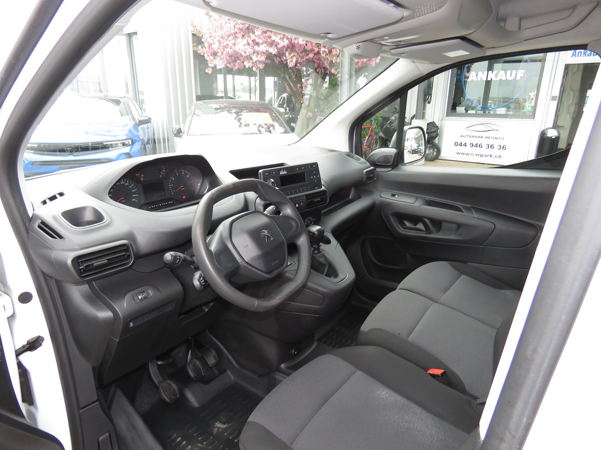 PEUGEOT Partner 1.2 Pure Tech s/s Pro vertiefte Kabine 3-Plätzer (NL 550 kg)-image-6