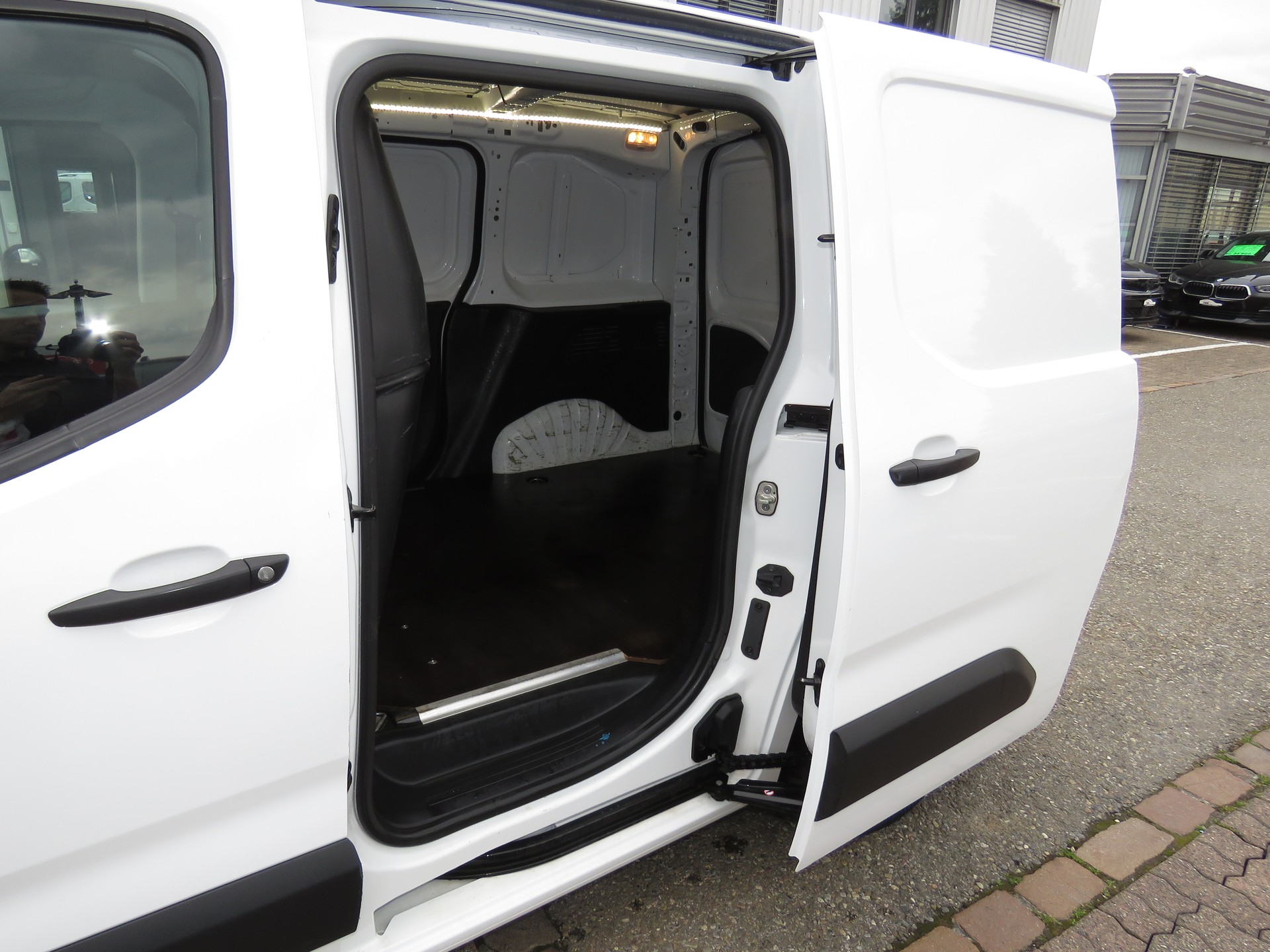 PEUGEOT Partner 1.2 Pure Tech s/s Pro vertiefte Kabine 3-Plätzer (NL 550 kg)-image-12