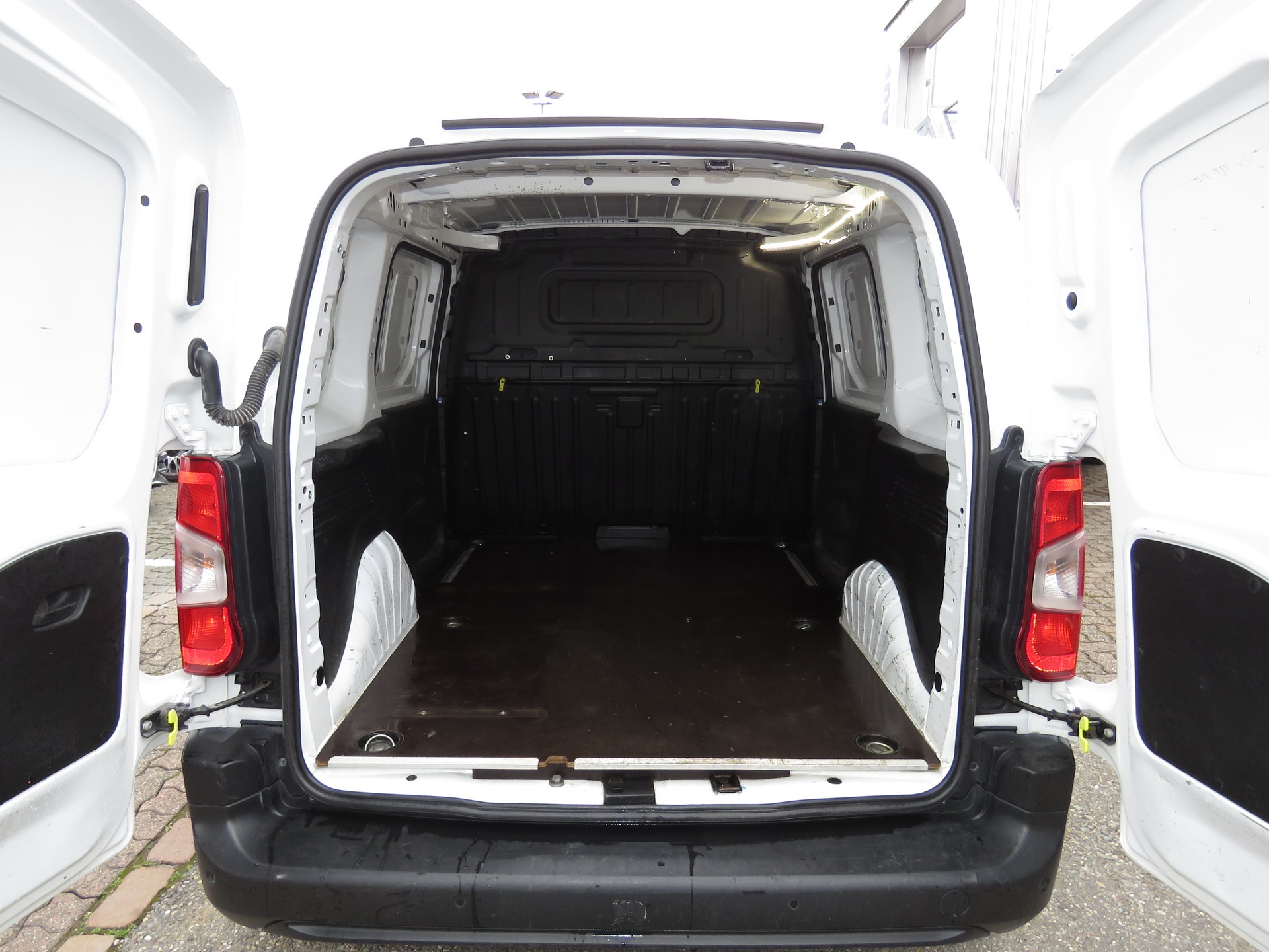 PEUGEOT Partner 1.2 Pure Tech s/s Pro vertiefte Kabine 3-Plätzer (NL 550 kg)-image-11