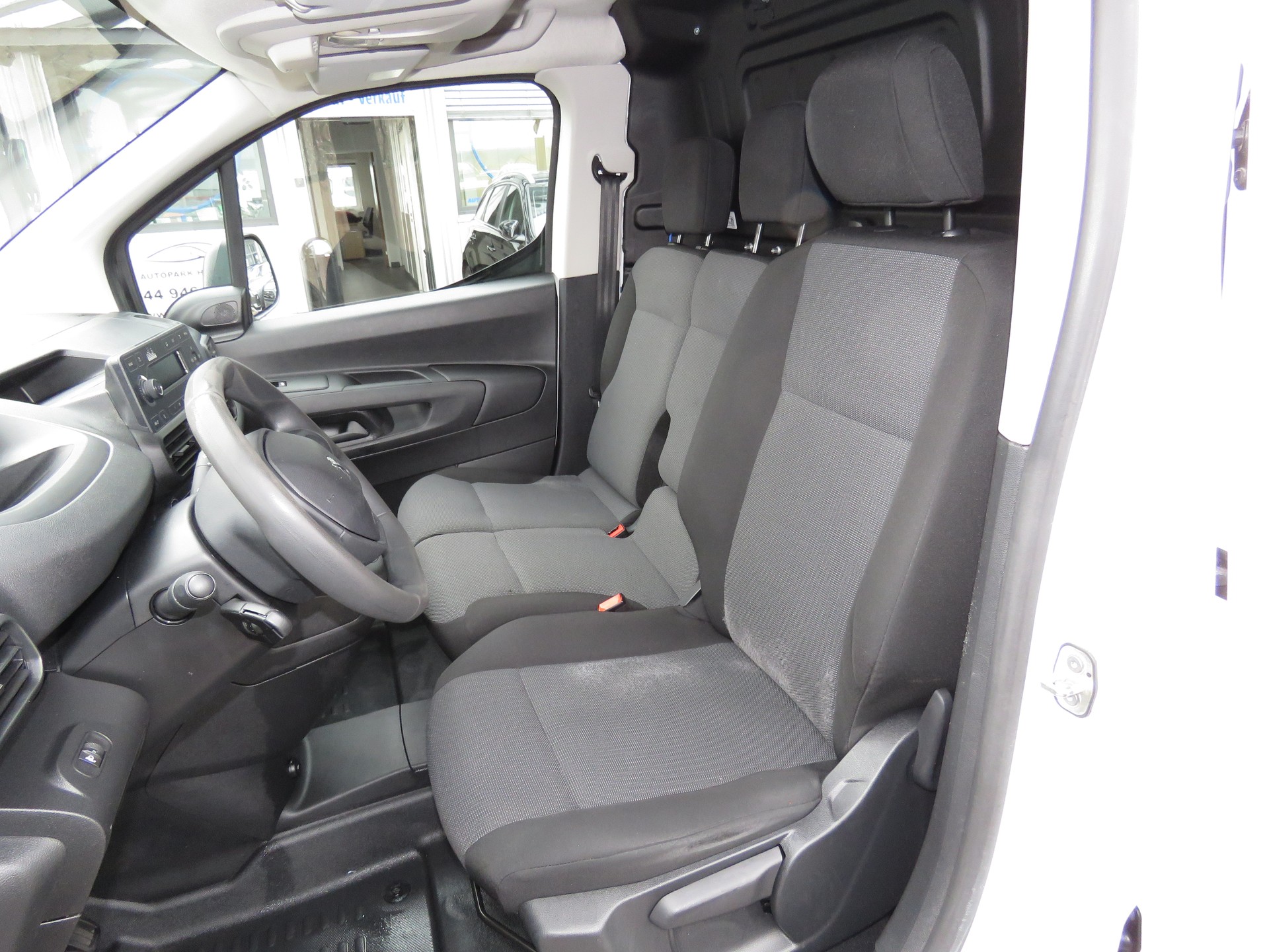 PEUGEOT Partner 1.2 Pure Tech s/s Pro vertiefte Kabine 3-Plätzer (NL 550 kg)-image-7