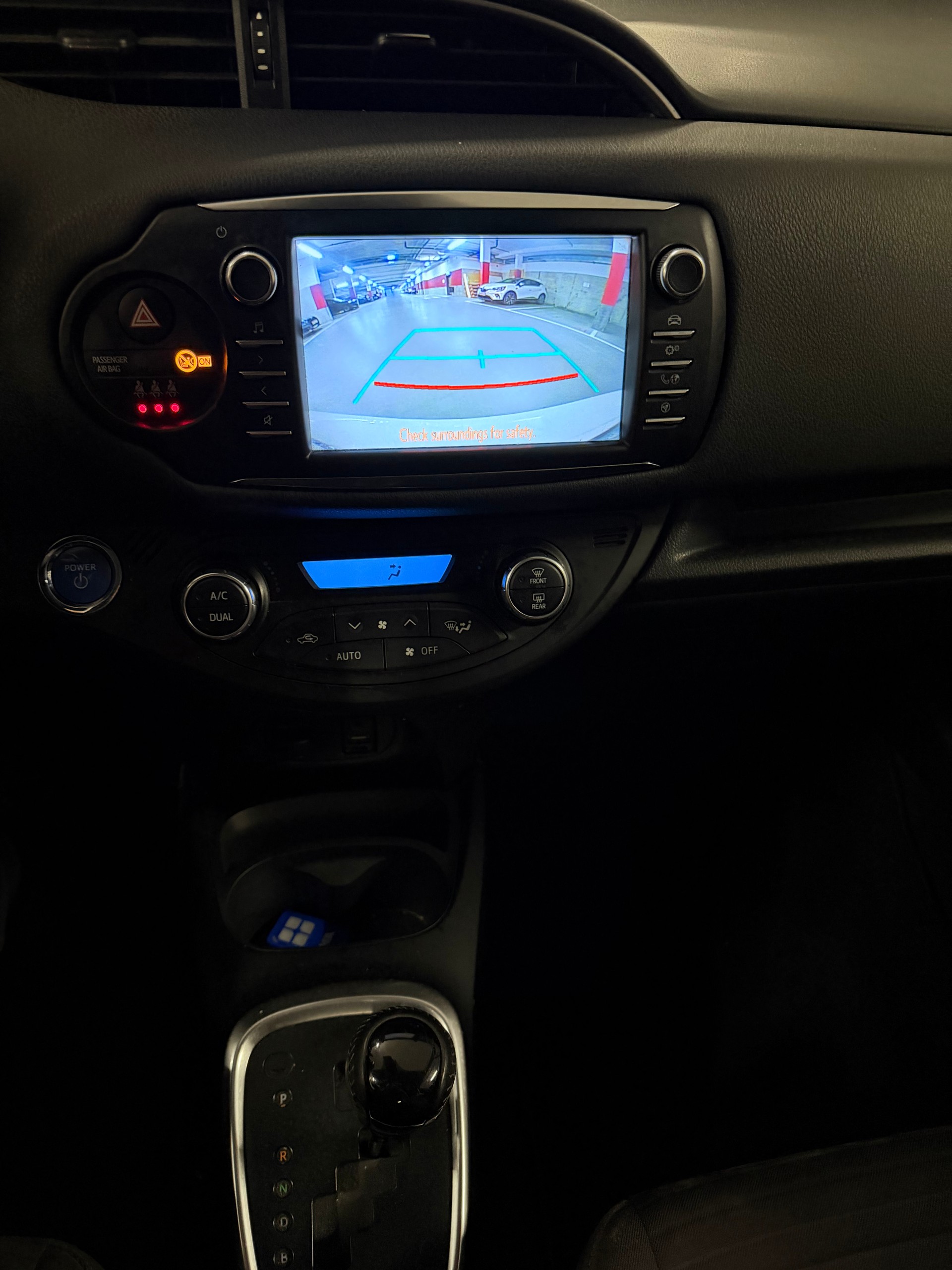 TOYOTA Yaris 1.5 VVT-i Hybrid Premium e-CVT-image-8