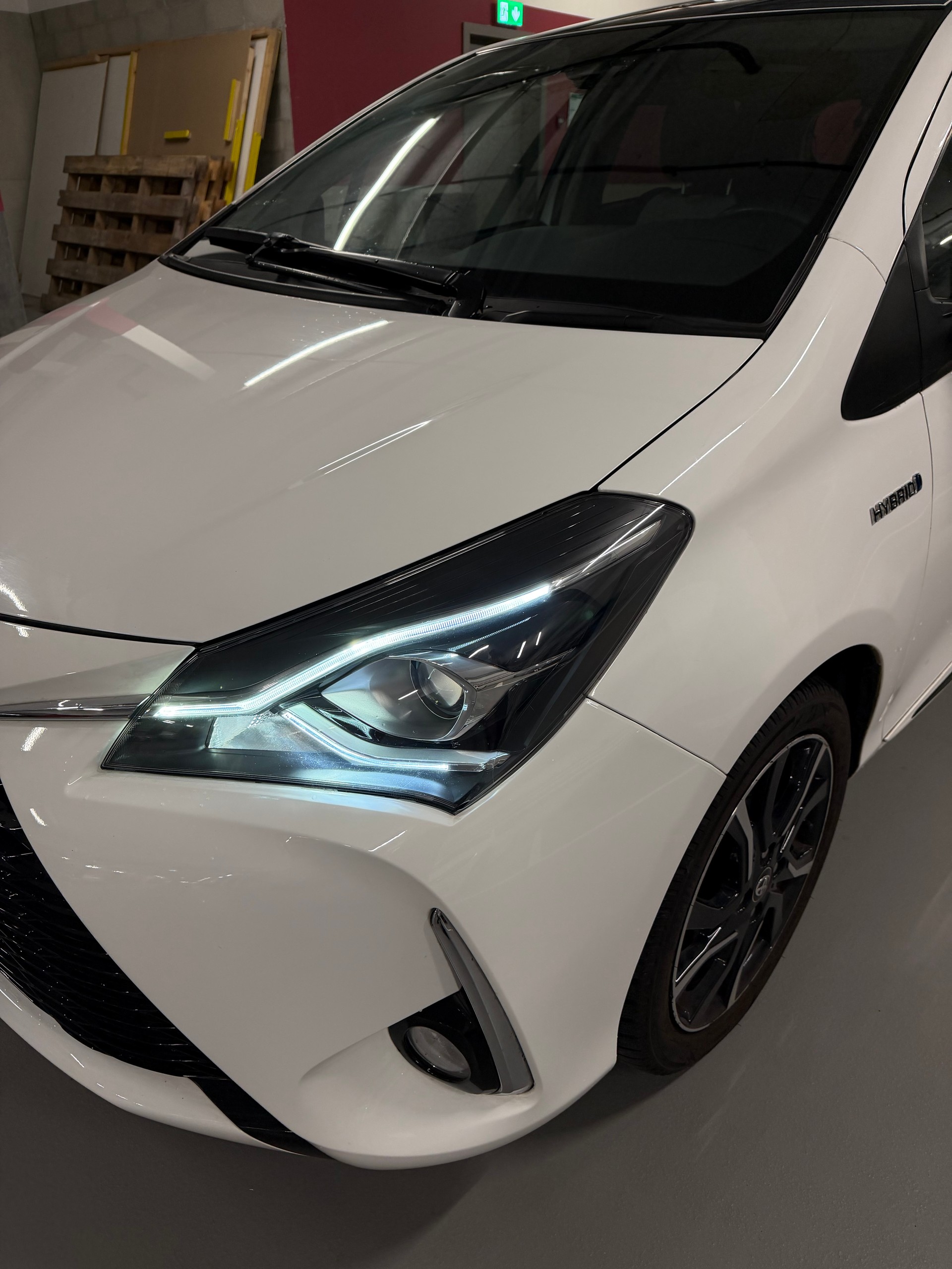 TOYOTA Yaris 1.5 VVT-i Hybrid Premium e-CVT-image-13