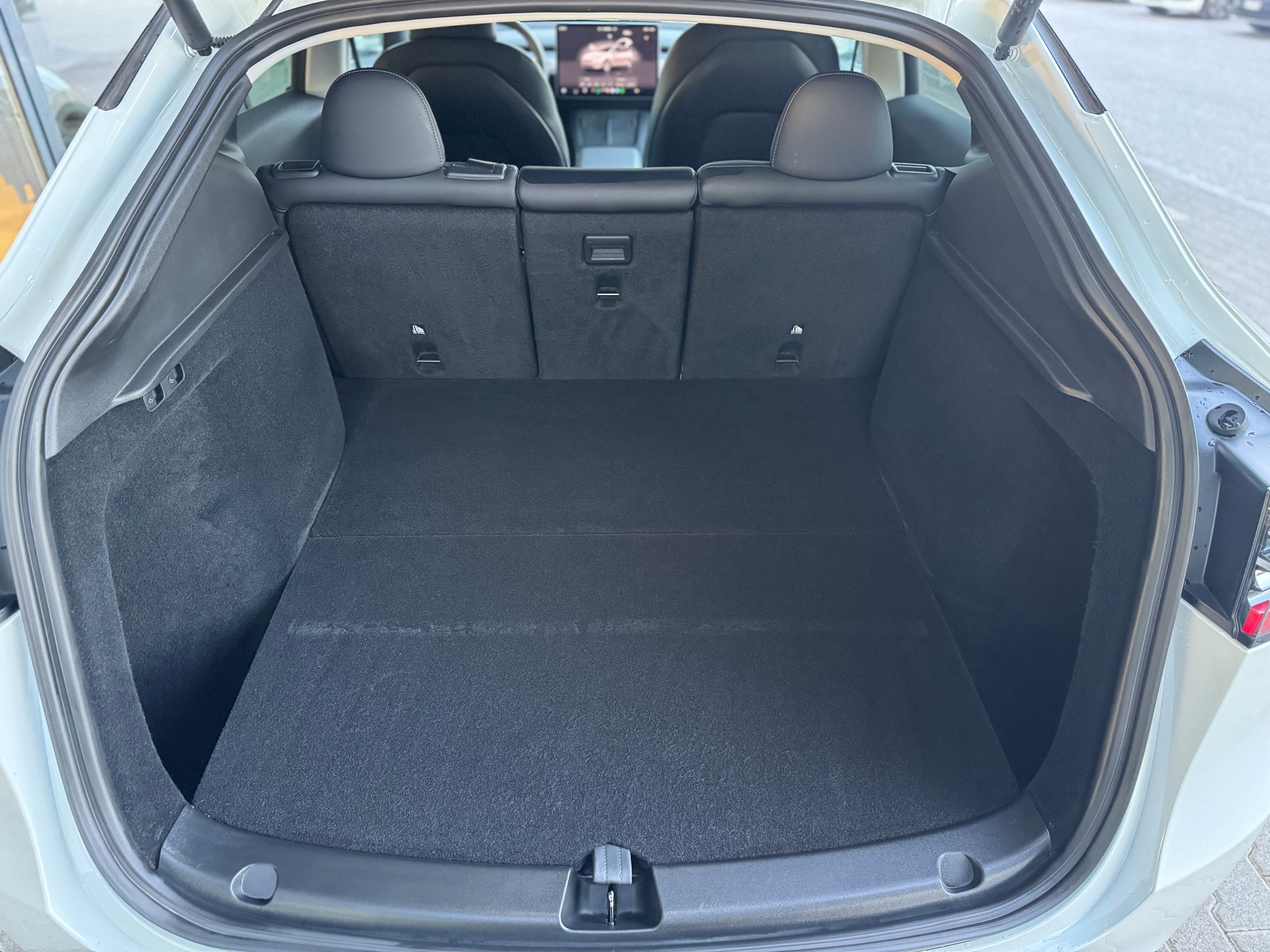 TESLA Model Y Performance / Anhängerkupplung / AMD RYZEN-image-11