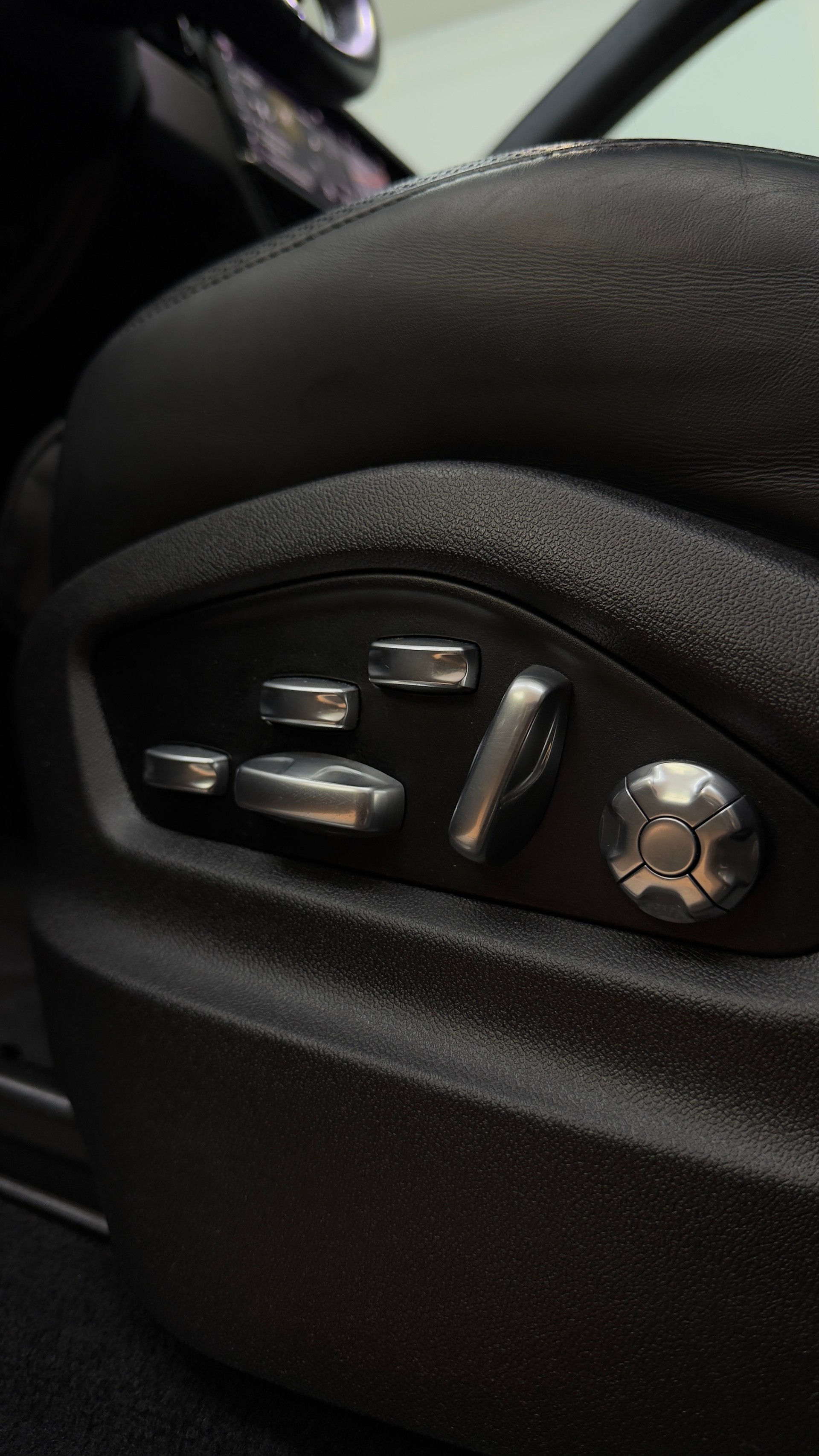 PORSCHE Cayenne Turbo-image-12