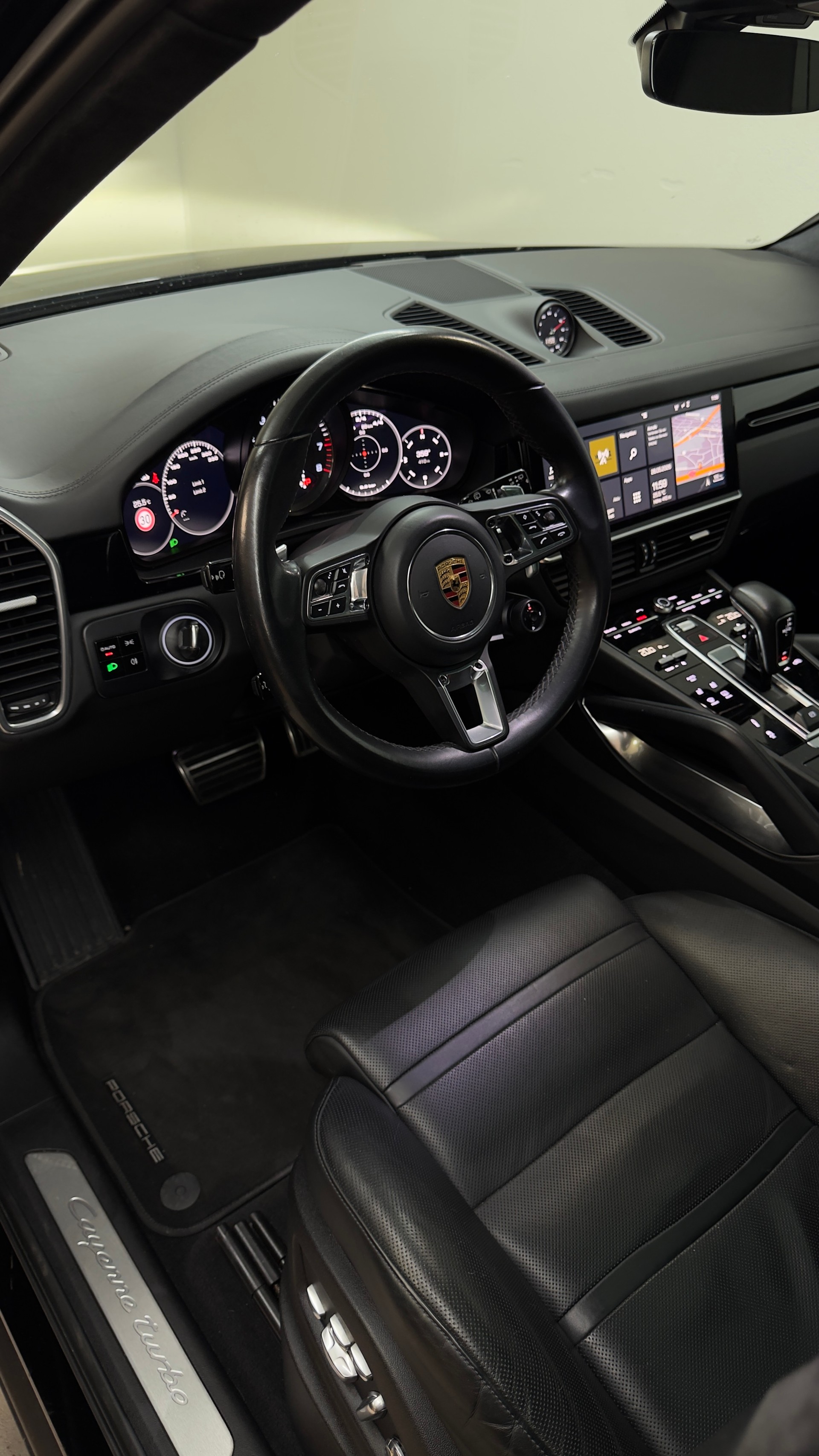 PORSCHE Cayenne Turbo-image-8